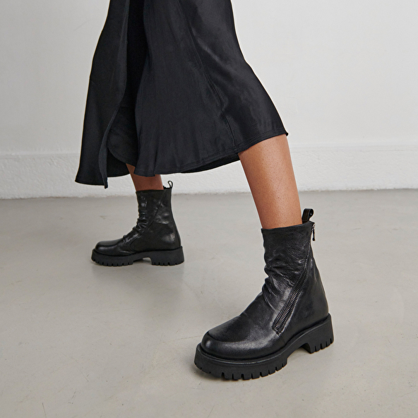 BOOTS WITH ZIPS AND NOTCHED SOLES