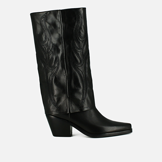 BOOTS WITH BELEVED HEELS