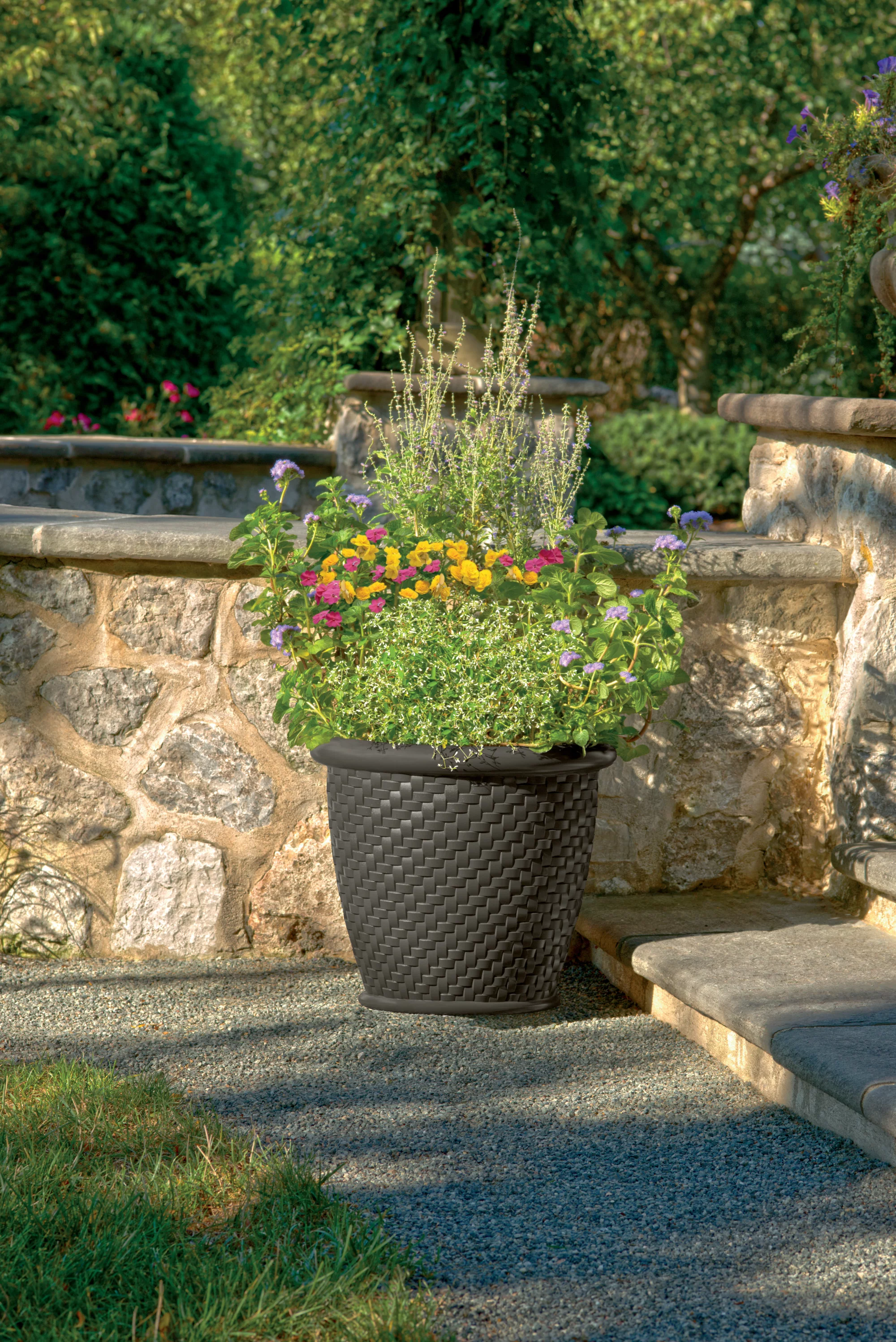 Suncast Herringbone 18 in Round Blow Molded Resin Planter,Java (2-Pack)