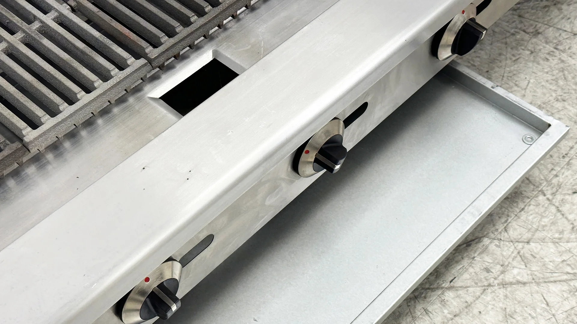 60 in. Commercial Gas 5 Burner Charbroiler 150,000 BTU in Stainless Steel, Heavy Duty Radiant Broiler, NSF Certified