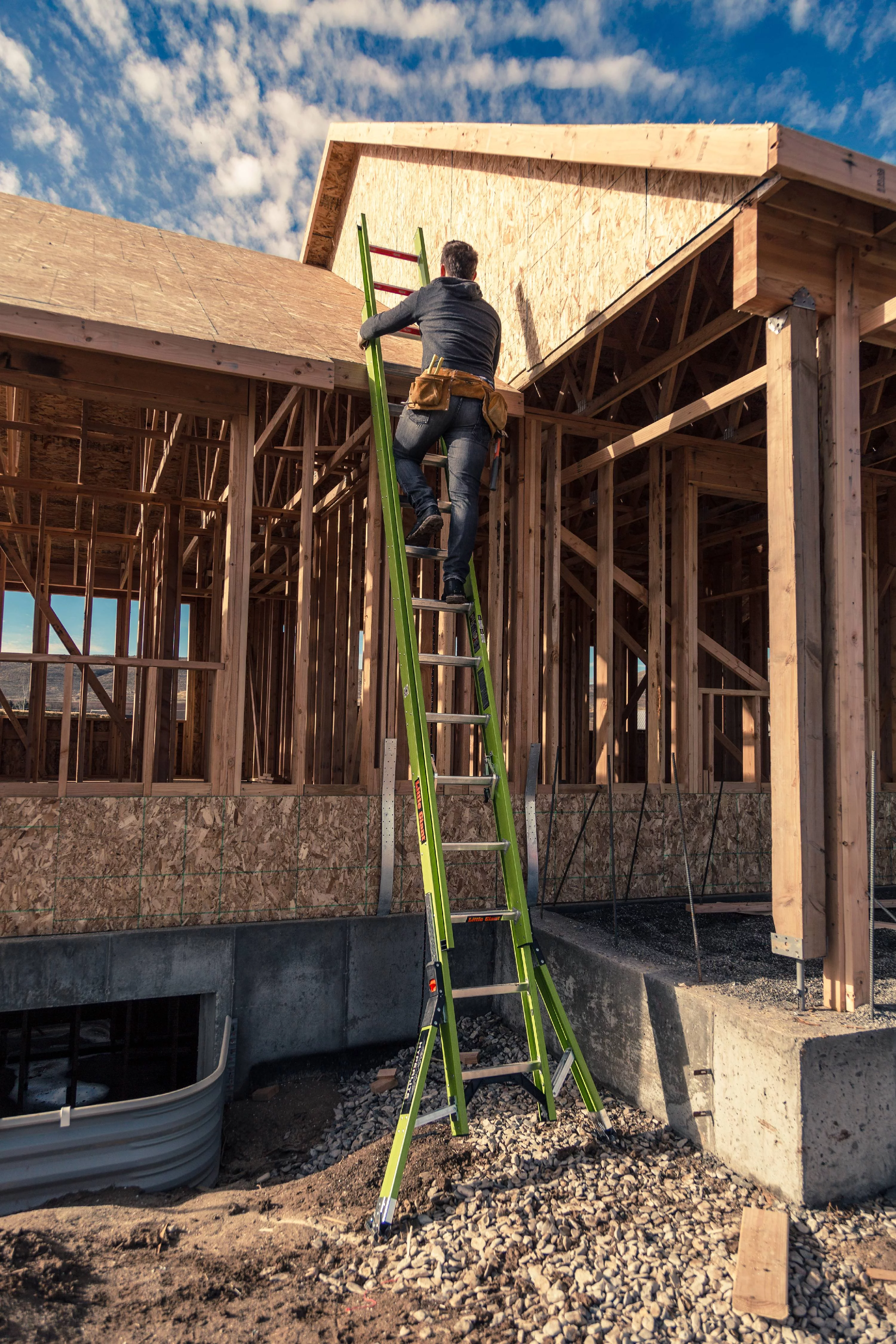 Little Giant HyperLite SumoStance, 28' - Type IA - 300 lbs rated, fiberglass extension ladder