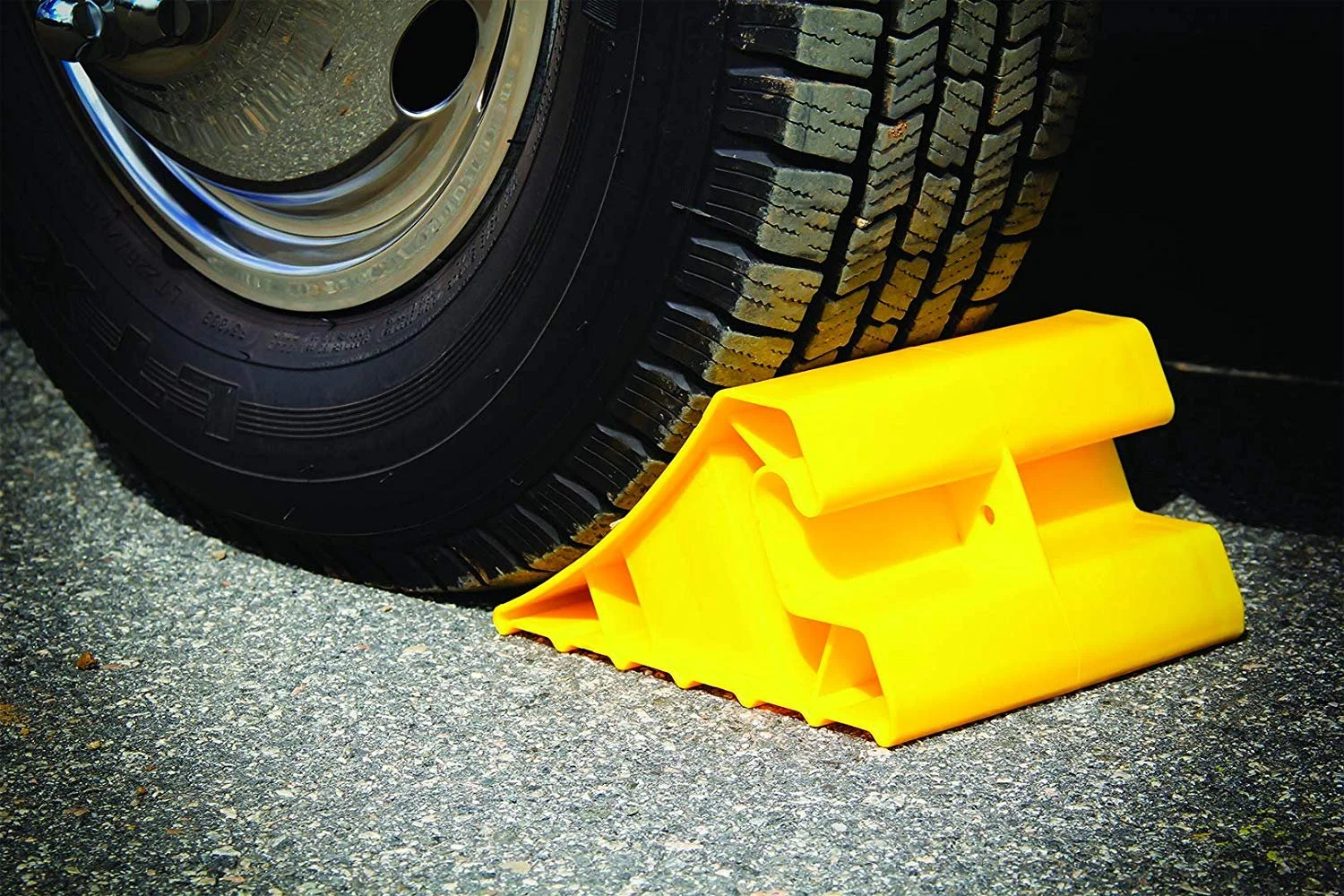 Camco  Super Wheel Chock - Helps Keep Your Trailer in Place So You Can Re-Hitch - 44492
