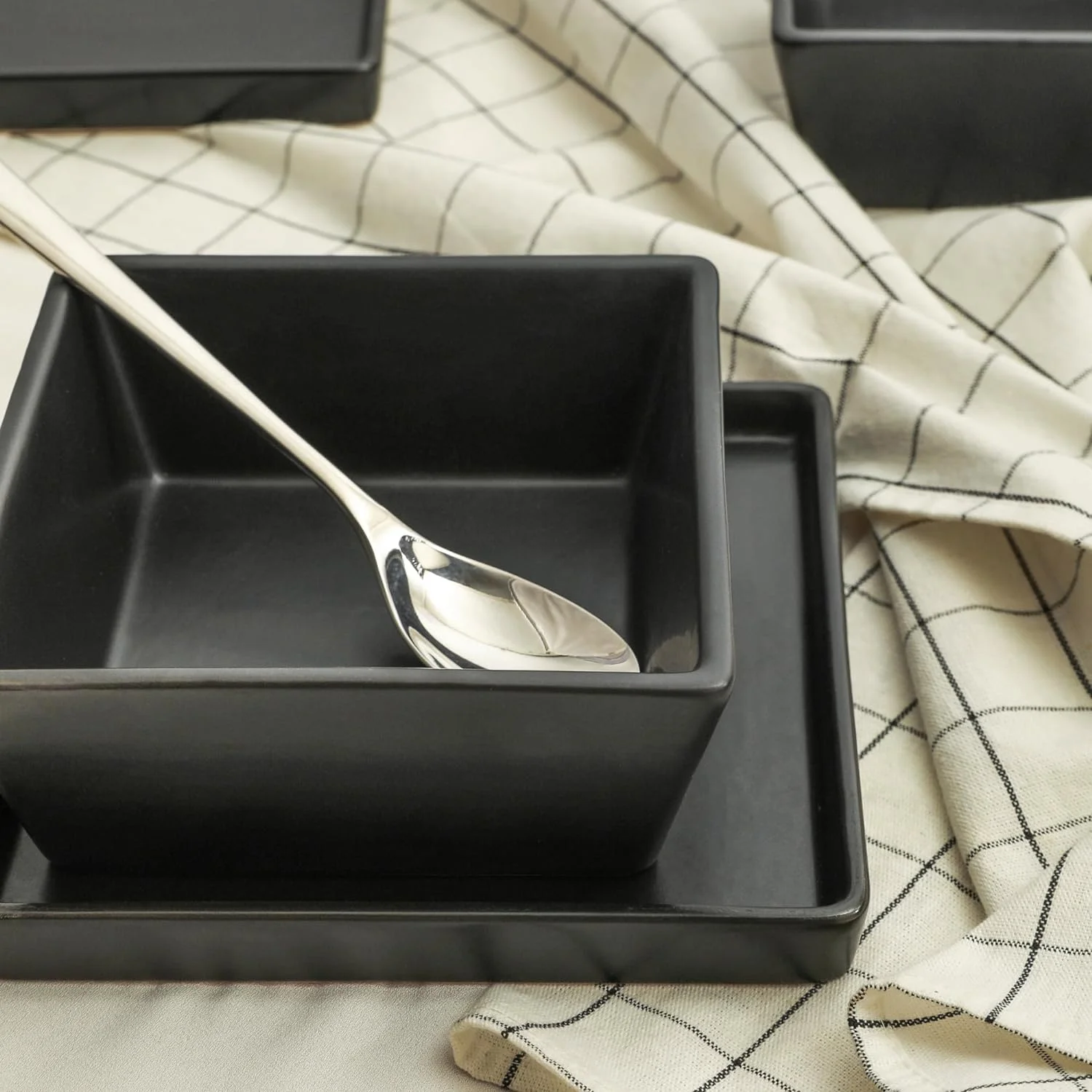 MINGFENG 24 Pieces Stoneware Square Dinnerware Set, Black Matte