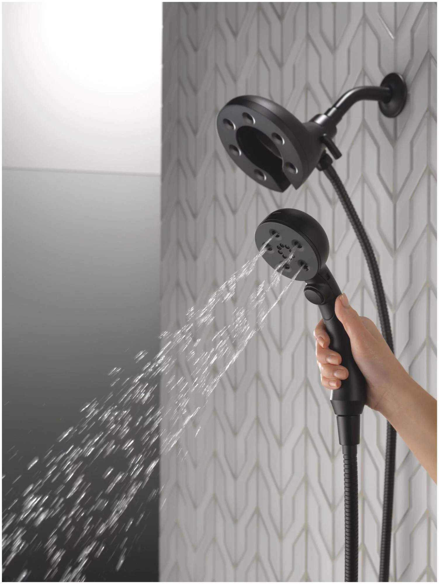 Delta 58472 Universal Showering Round 2.5 GPM Multi Function 2-In1 In2ition Shower Head