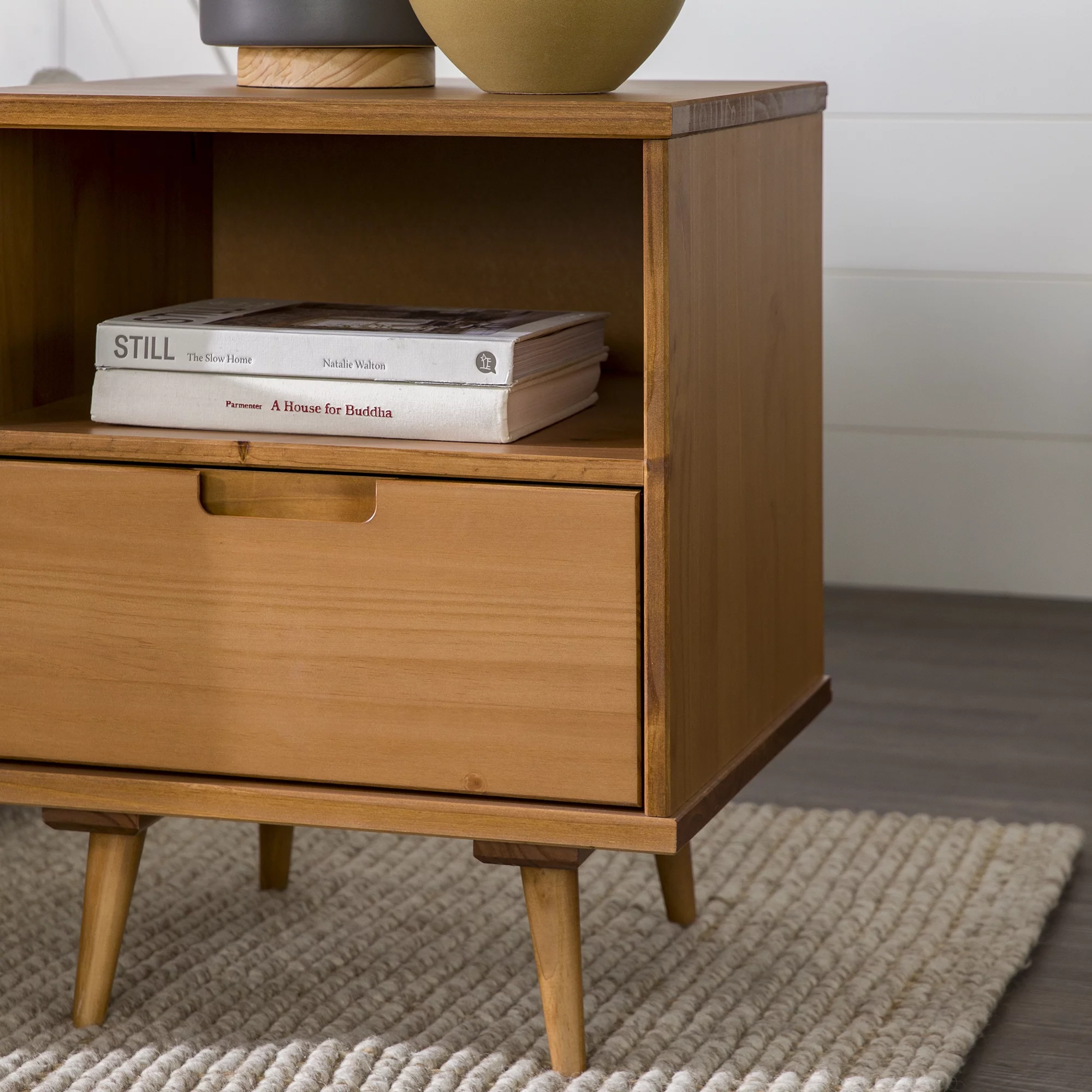 Walker Edison 24” Mid-Century Modern Groove Handle 1-Drawer Side Table, Caramel
