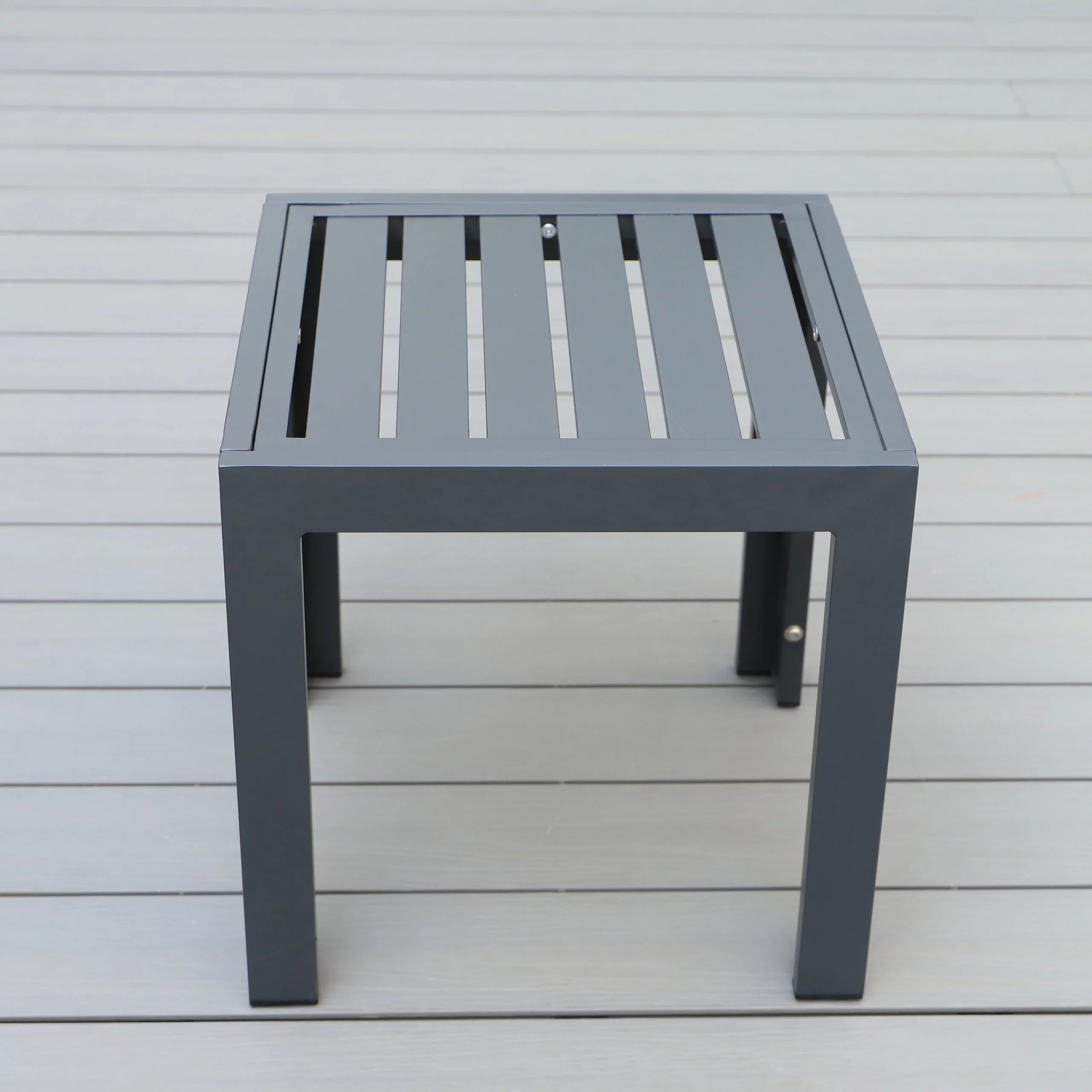 LeisureMod Chelsea Modern Aluminum Patio Side Table in Black