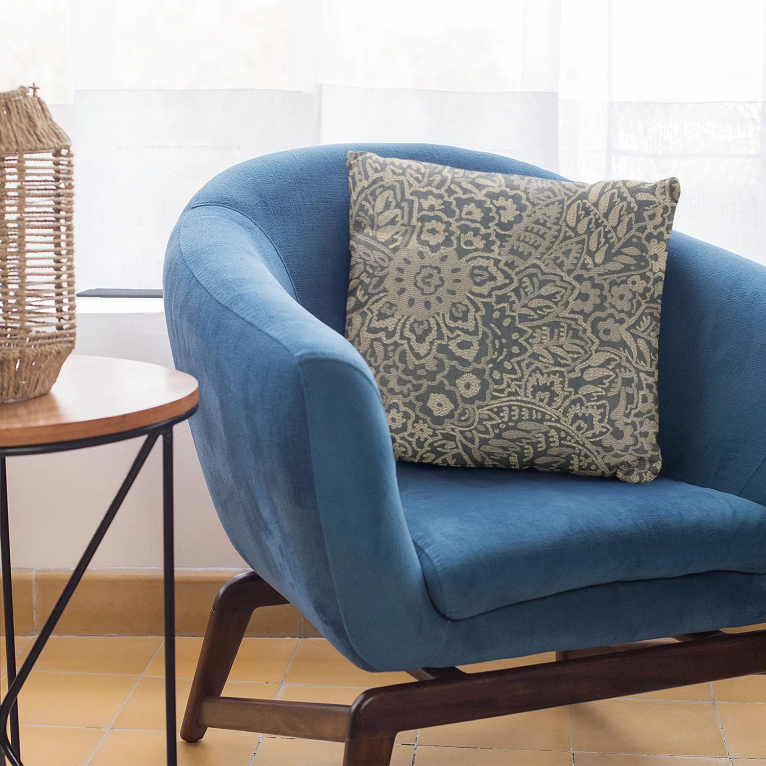 Plutus Blue Gardens Paisley Luxury Throw Pillow