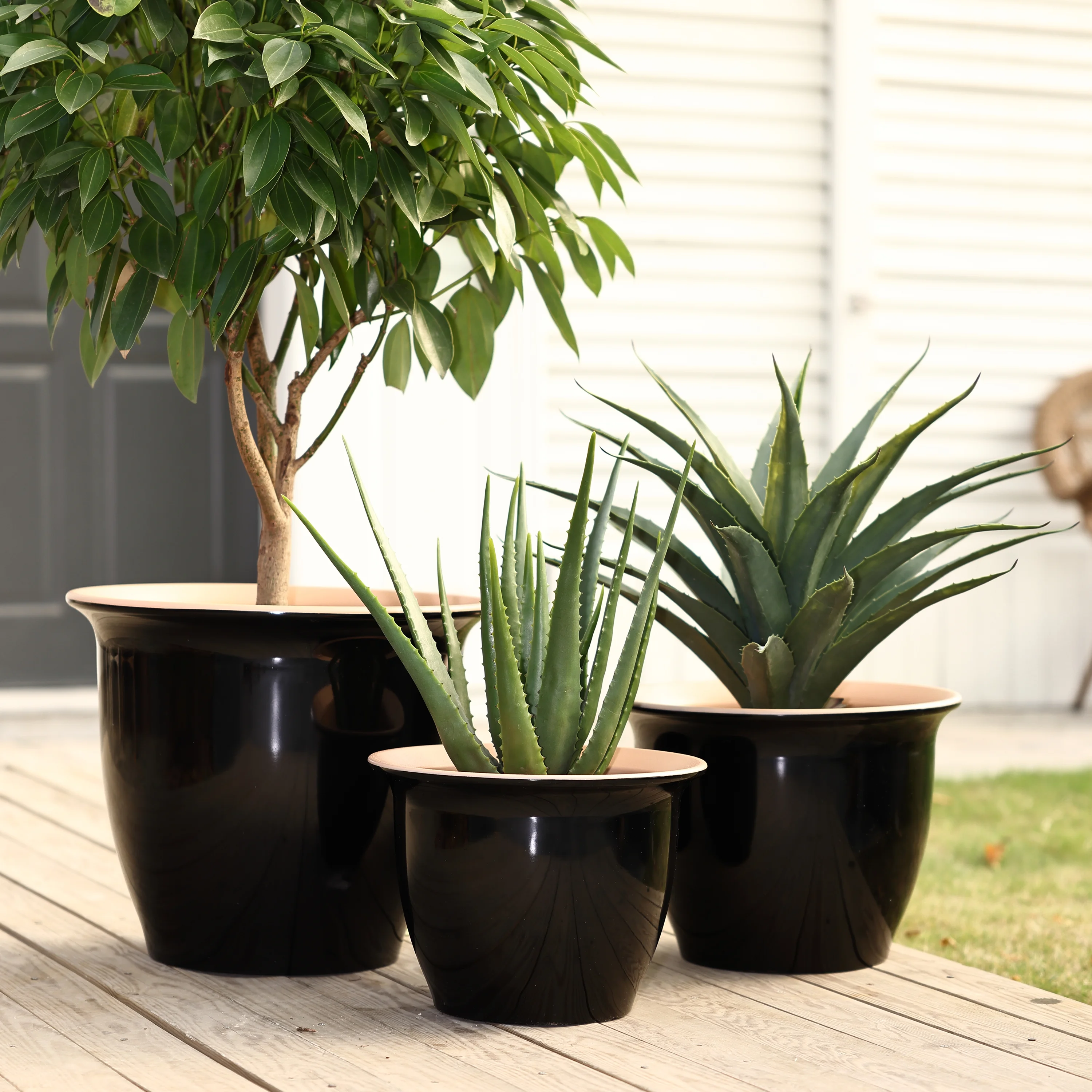 LuxenHome 3-Piece Ebony Black Round Recyled Plastic Planter Set