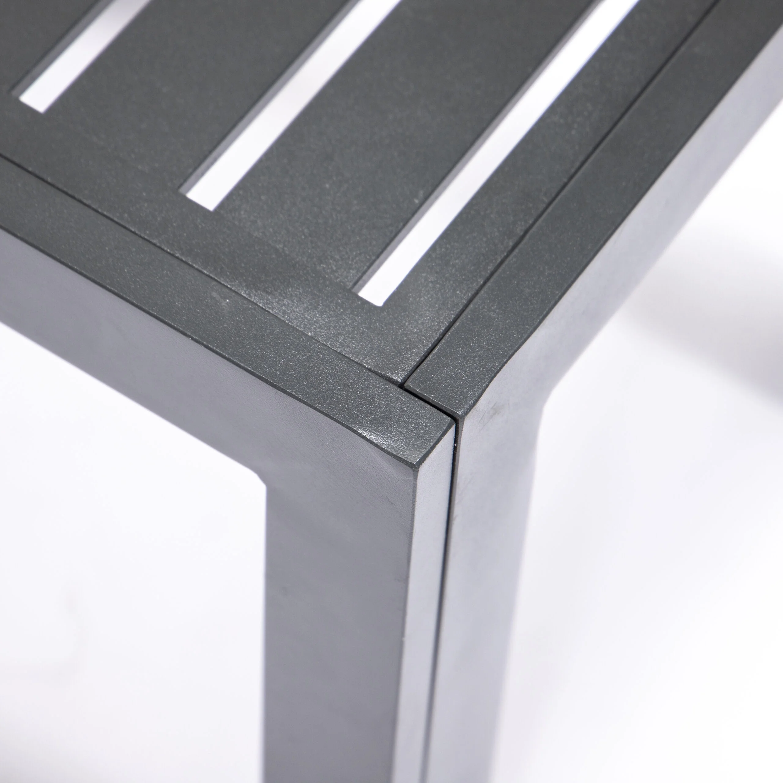 LeisureMod Chelsea Modern Aluminum Patio Side Table in Black