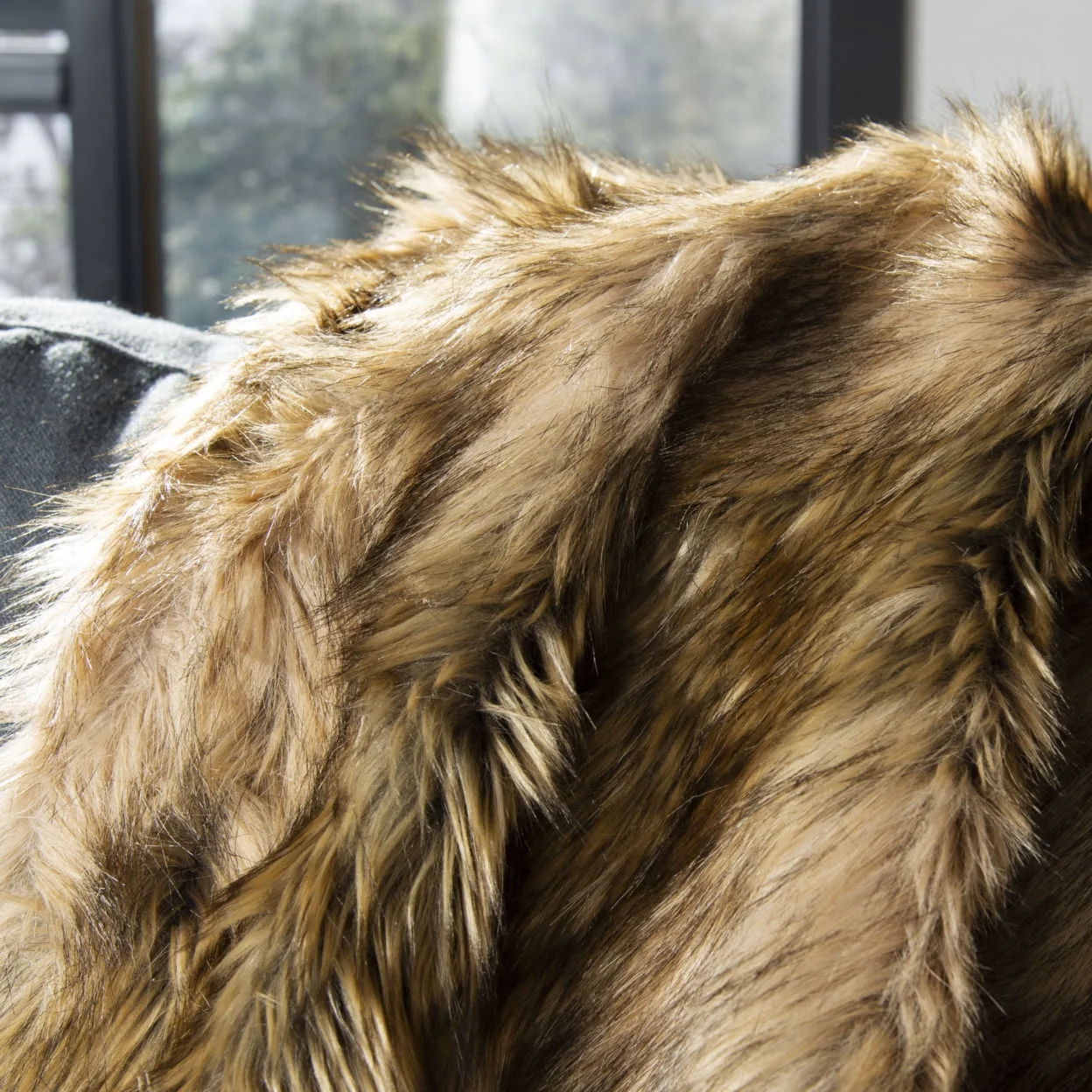 SAFAVIEH Golden Noir Abstract Faux Fur Throw, 50