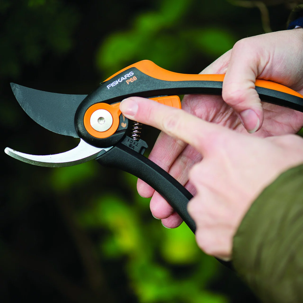 Fiskars SmartFit Pruner Bypass P68, Cutting Diameter Adjustable Up to 5/8 INCH Steel Blades Non-stick Coating