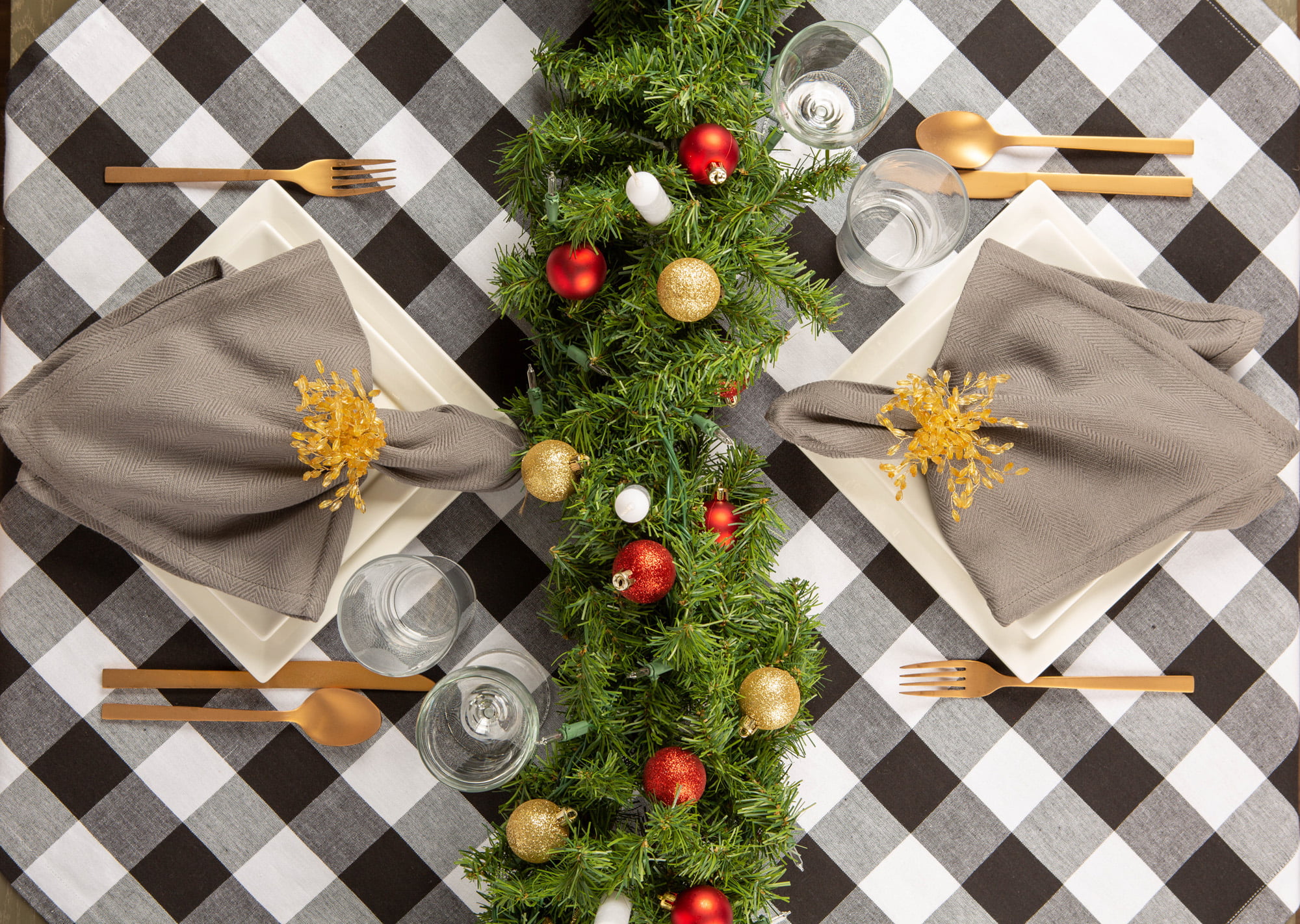 CC Home Furnishings Black and White Buffalo Checkered Designed Round Tablecloth 70