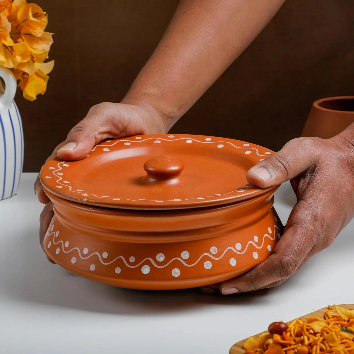 Desi Favors Terracotta Rice Serving Handi | Ceramic Serving Bowl with Lid(1000 Ml), Indian Pottery Curd, Yoghurt Pot, Traditional Biryani Handi, Clay Pot, Curry Pot, Indian Return Gift