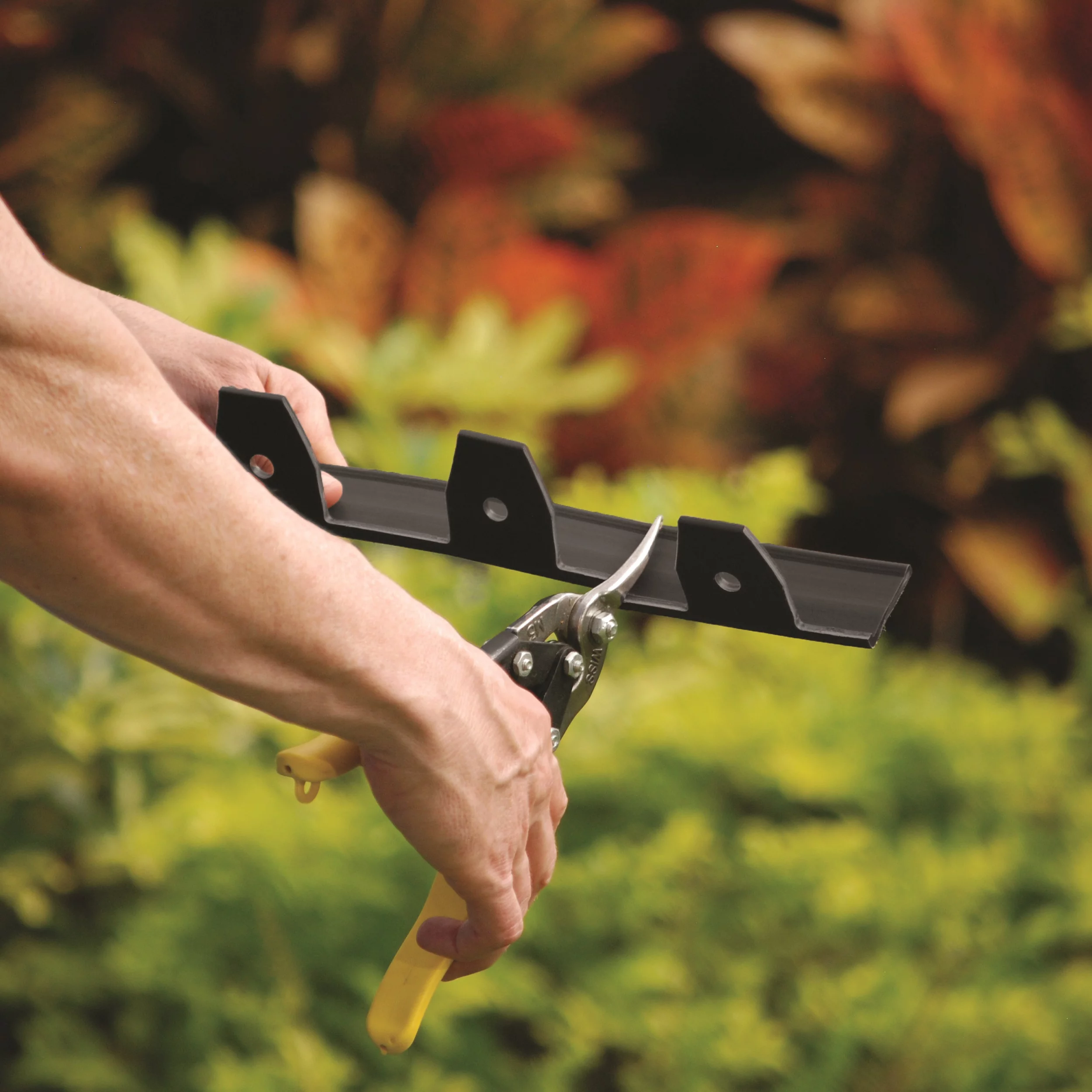 Expert Gardener Heavy Duty No-Dig Landscape Edging 40 ft. Black, Plastic