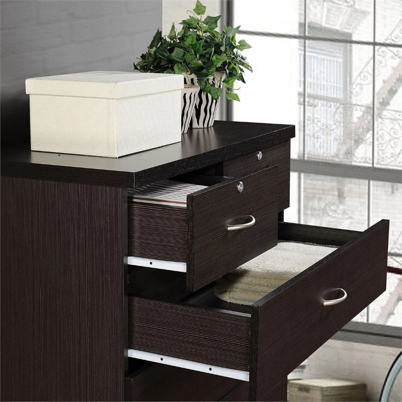 Pemberly Row Hodedah 2 Piece 7 Drawer Wood Chest Set with Locks in Chocolate