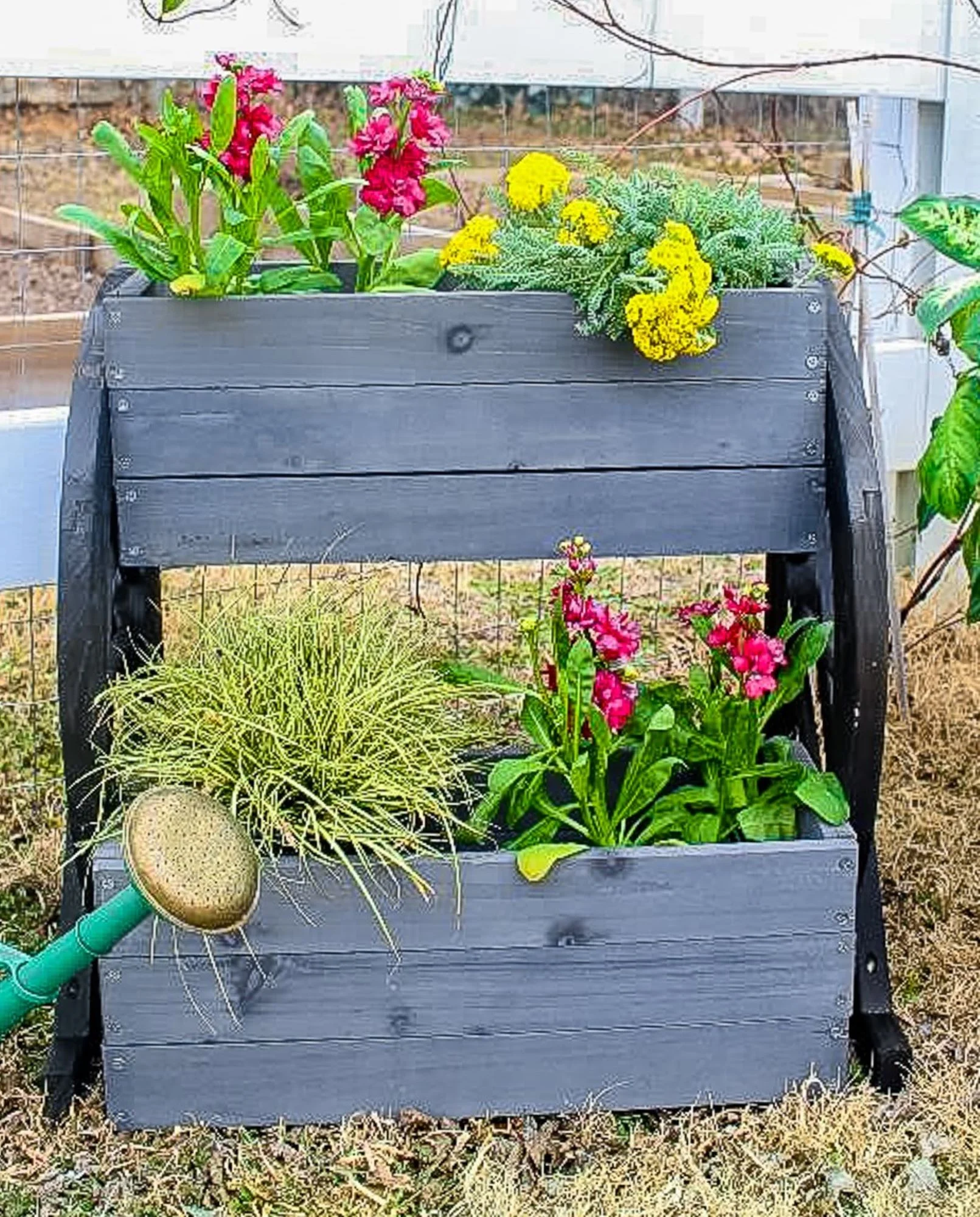 Zylina Rustic Wood Wagon Wheel 2-Tier Planter Decor