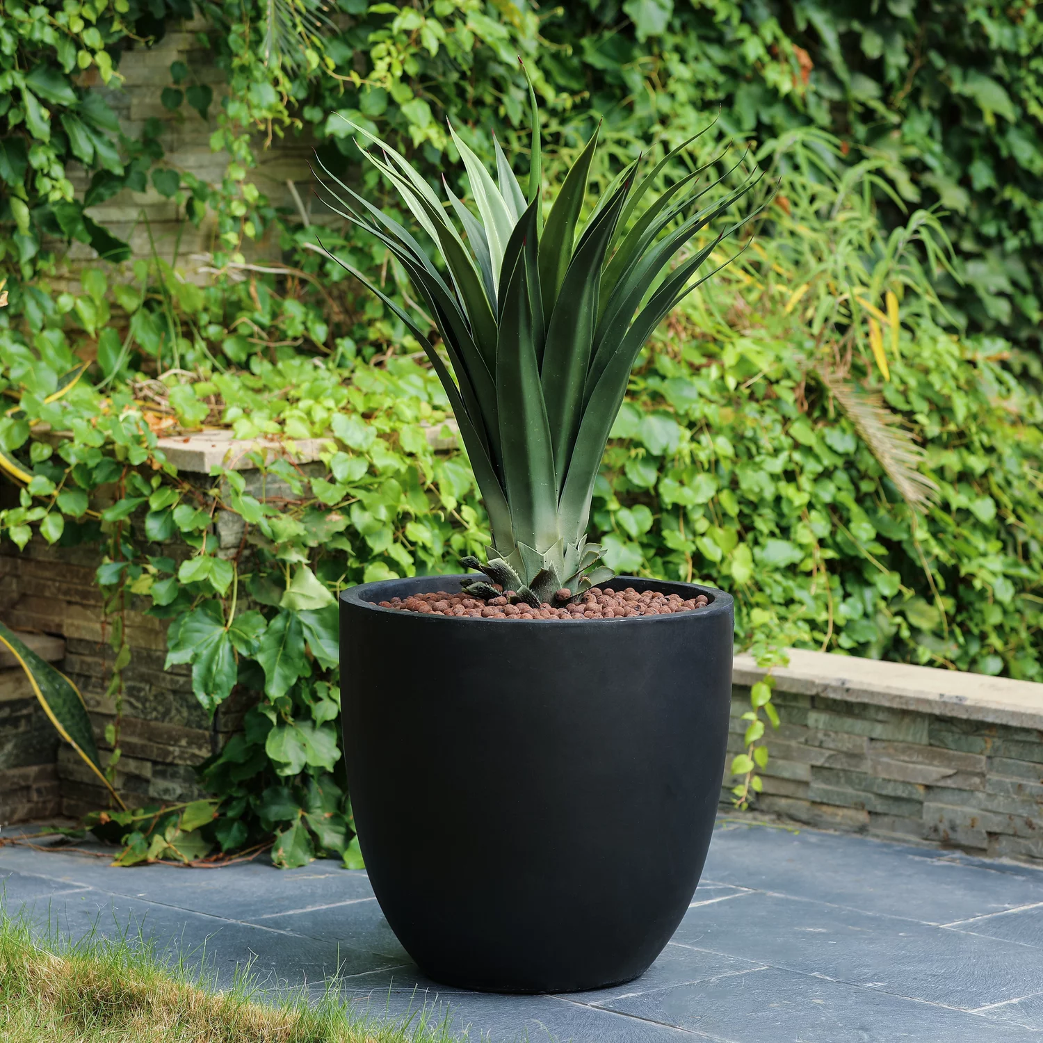 LuxenHome Black MgO Round 17.2in. H Outdoor Planter