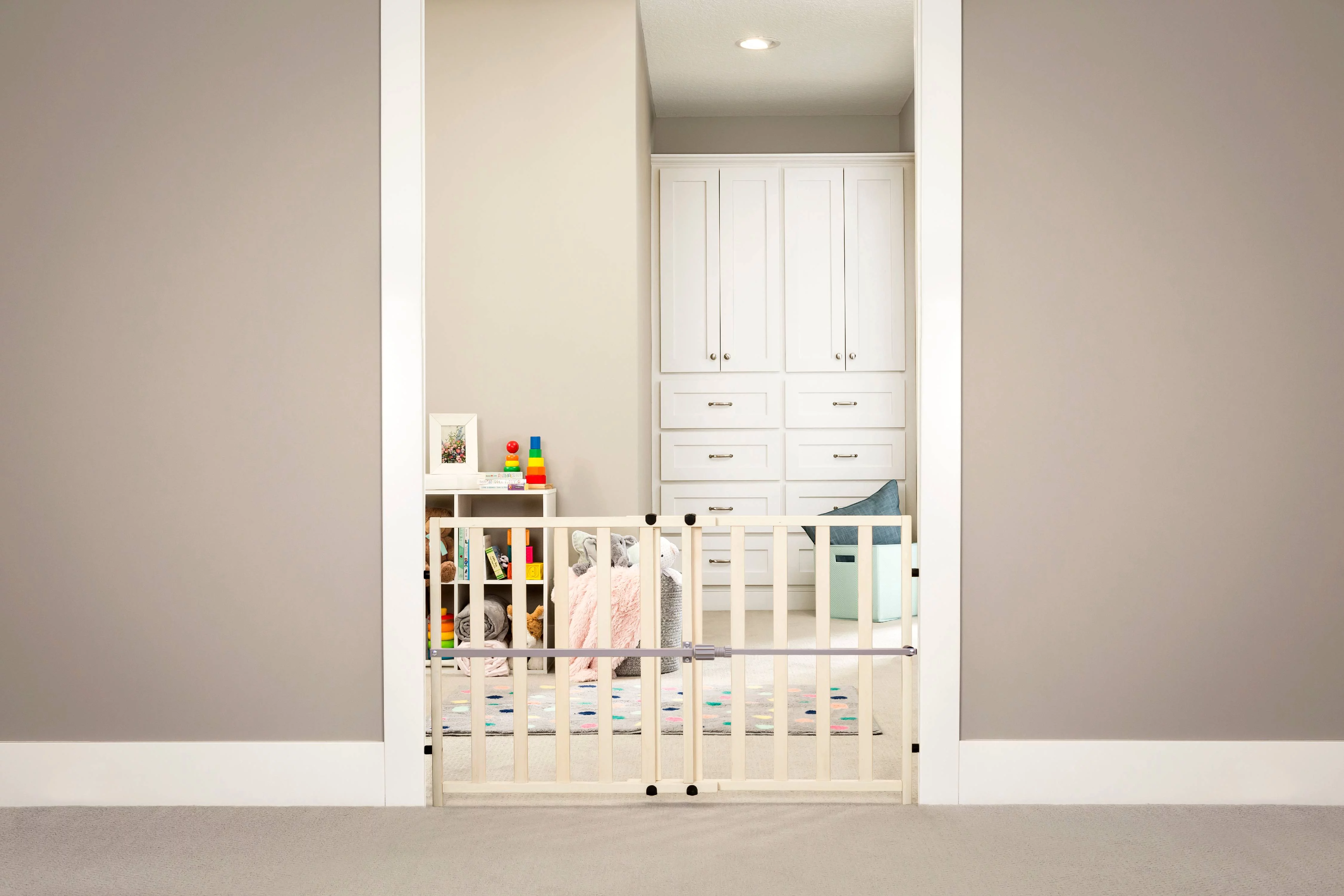 Regalo Wooden Expandable Safety Gate, Wooden Gate, Ages 6 to 24 Months