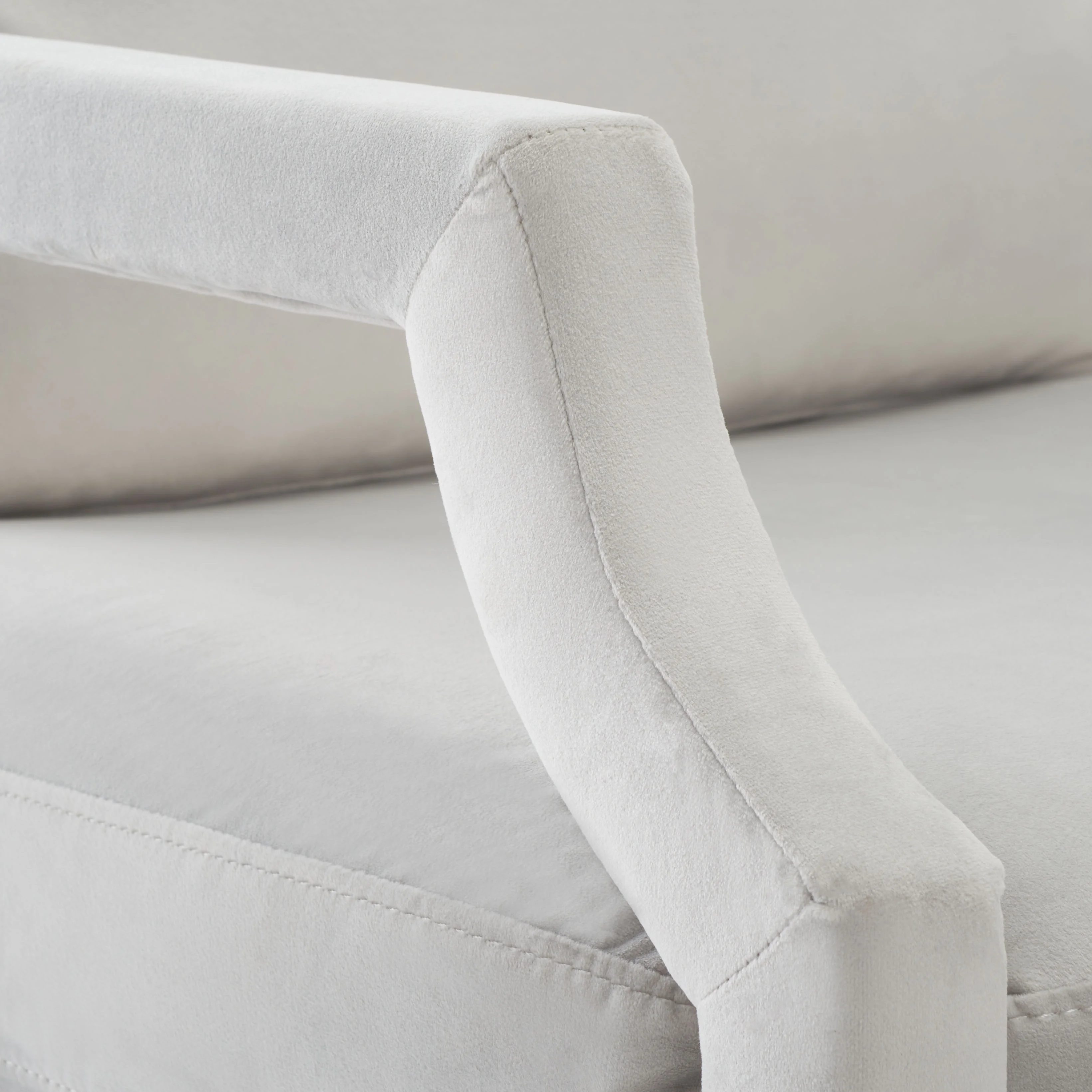 SAFAVIEH Genoa Modern Style Light Gray Upholstered Arm Chairs (25.8 in. W x 29.1 in. D x 35 in. H)