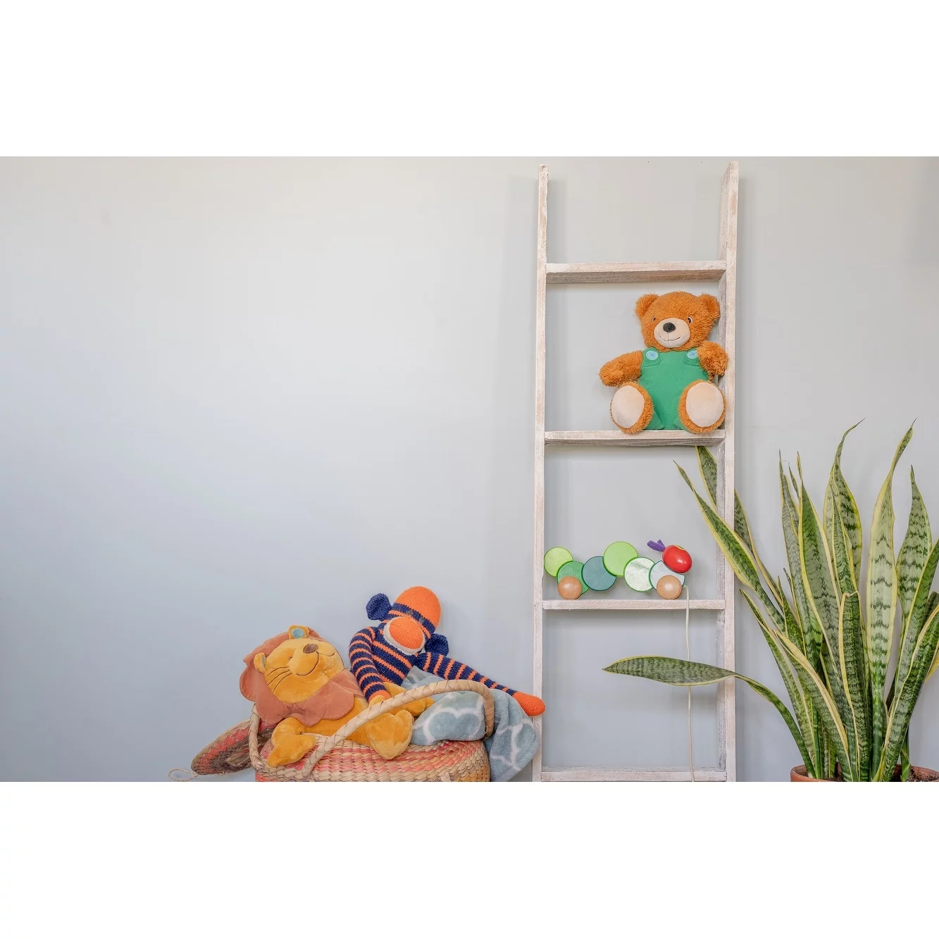 BarnwoodUSA Rustic Farmhouse 5ft Weathered Gray Decorative Bookcase Picket Ladder White Wash