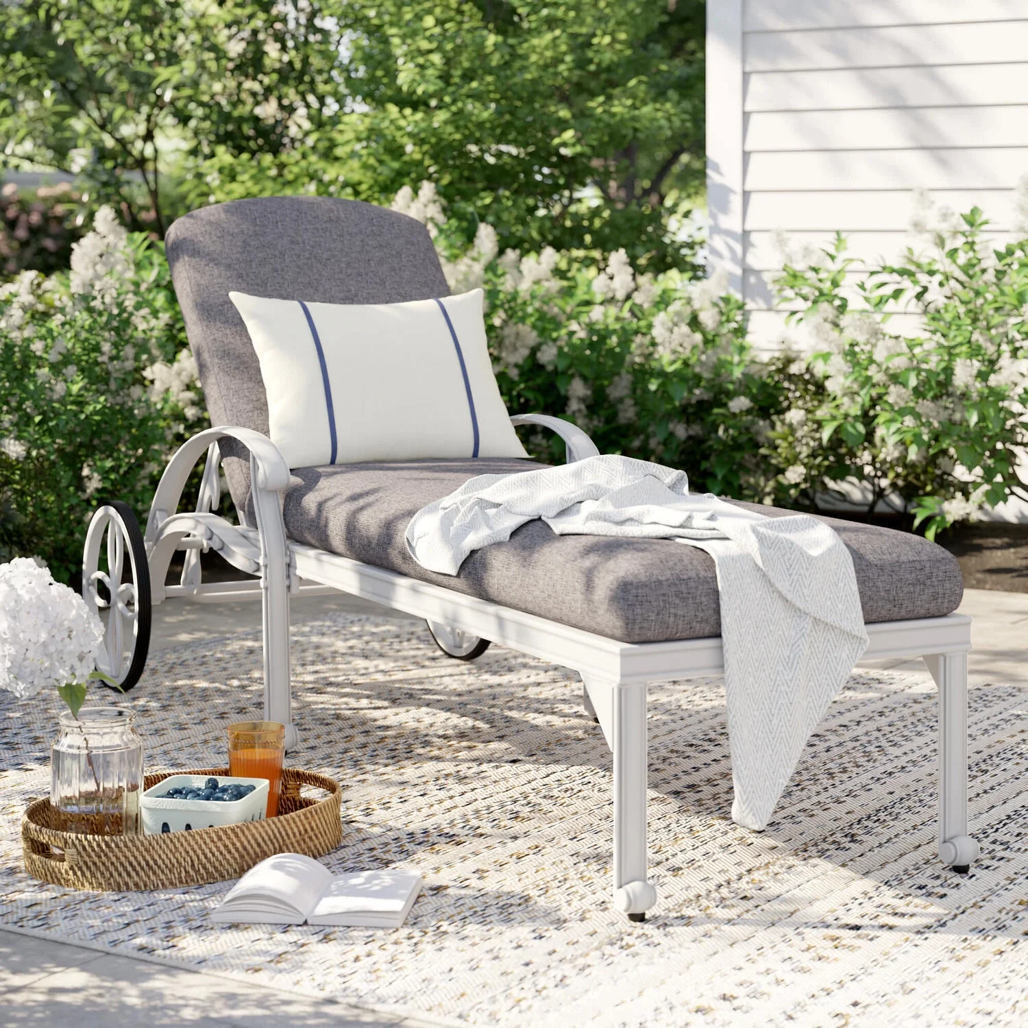 Homestock Retro Relaxation White Aluminum Outdoor Chaise Lounge