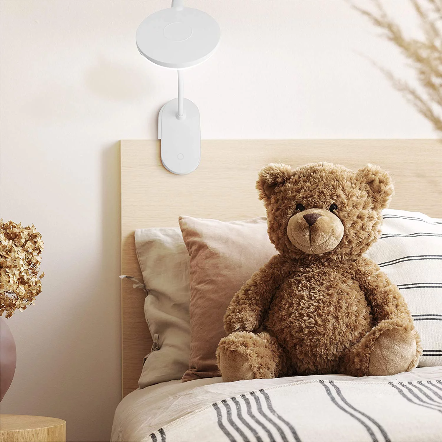 Newhouse Lighting Clip Light LED Lamp with USB Charging Port, White