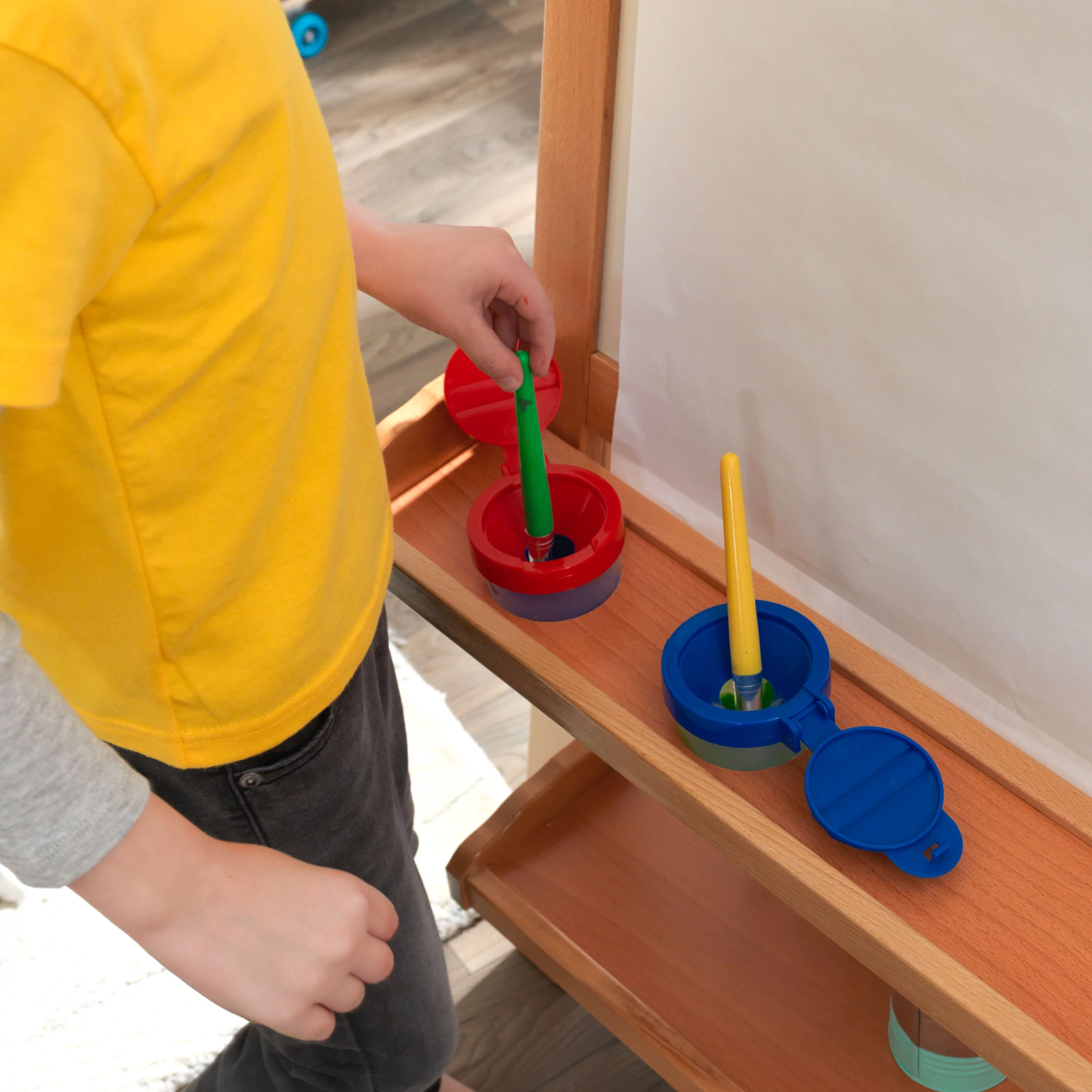 KidKraft Deluxe Wooden Easel with Chalkboard, Dry Erase Surfaces, Paper Roll and Paint Cups - Natural