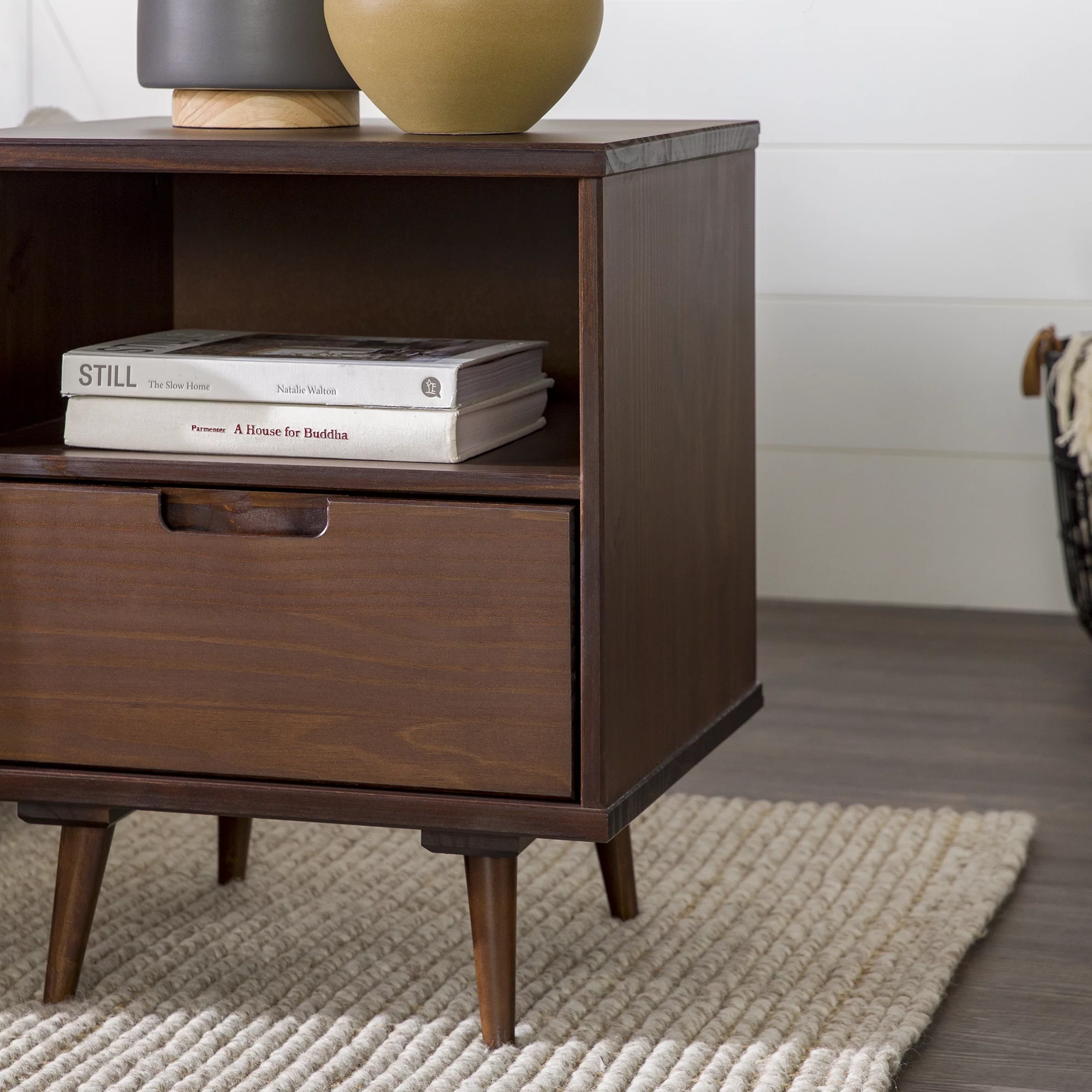 Walker Edison 24” Mid-Century Modern Groove Handle 1-Drawer Side Table, Walnut