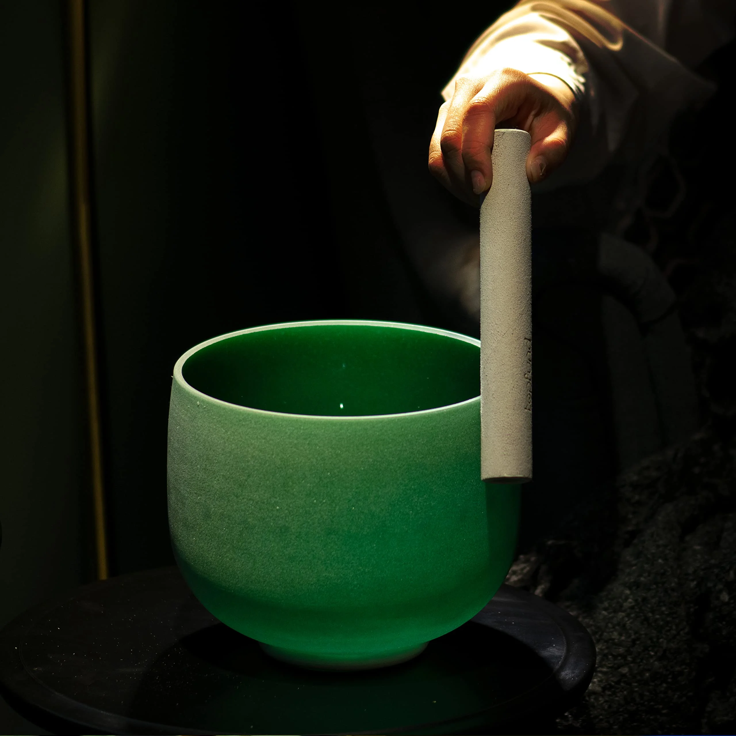 TOPFUND G# Zeal Chakra 8 inch Emerald Fusion Crystal Singing Bowl with Heavy duty carrying case  and Suede Stick