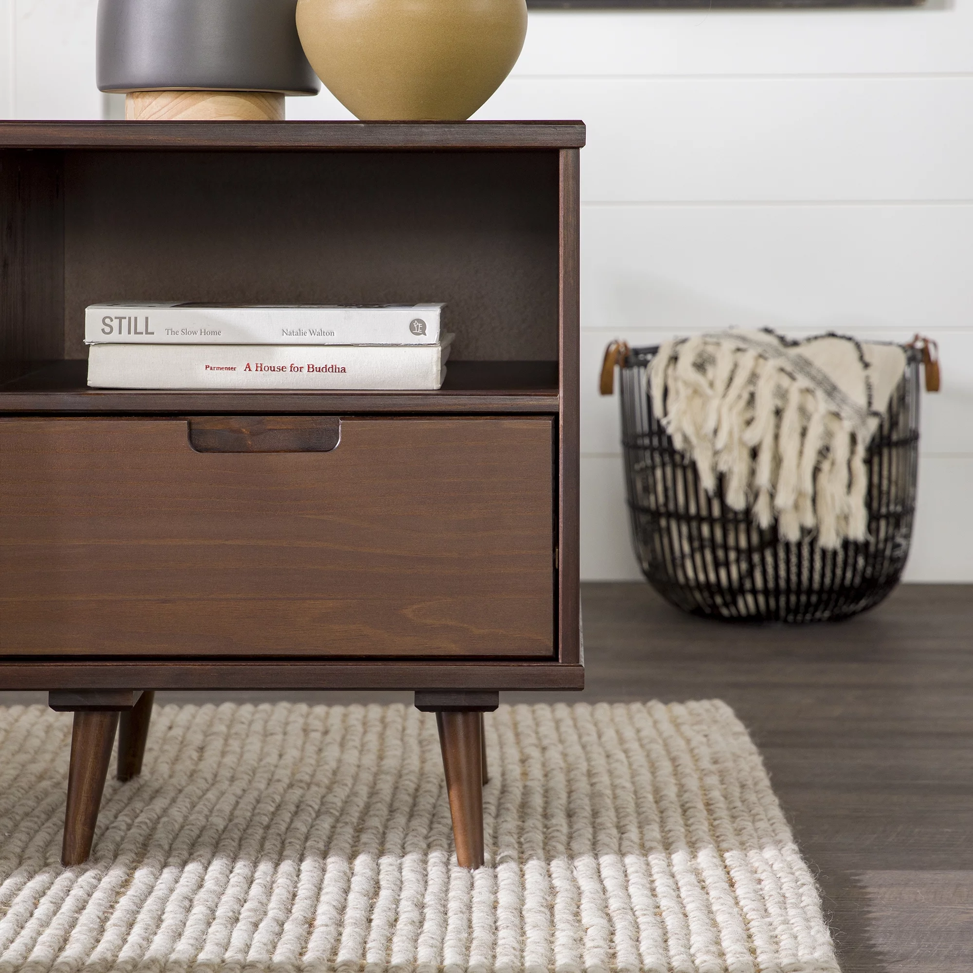 Walker Edison 24” Mid-Century Modern Groove Handle 1-Drawer Side Table, Walnut