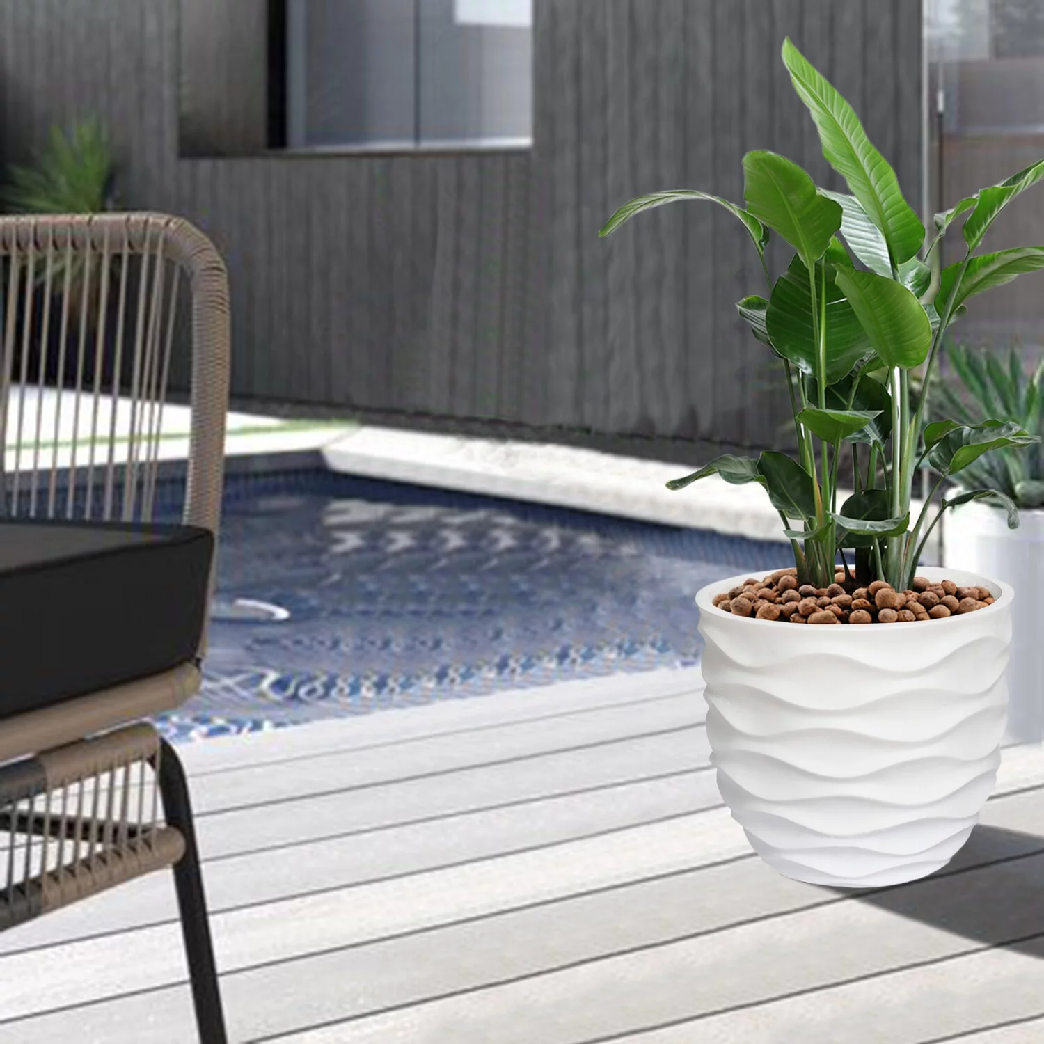 LuxenHome 11.6-Inch H White MgO Waves Design Round Planter