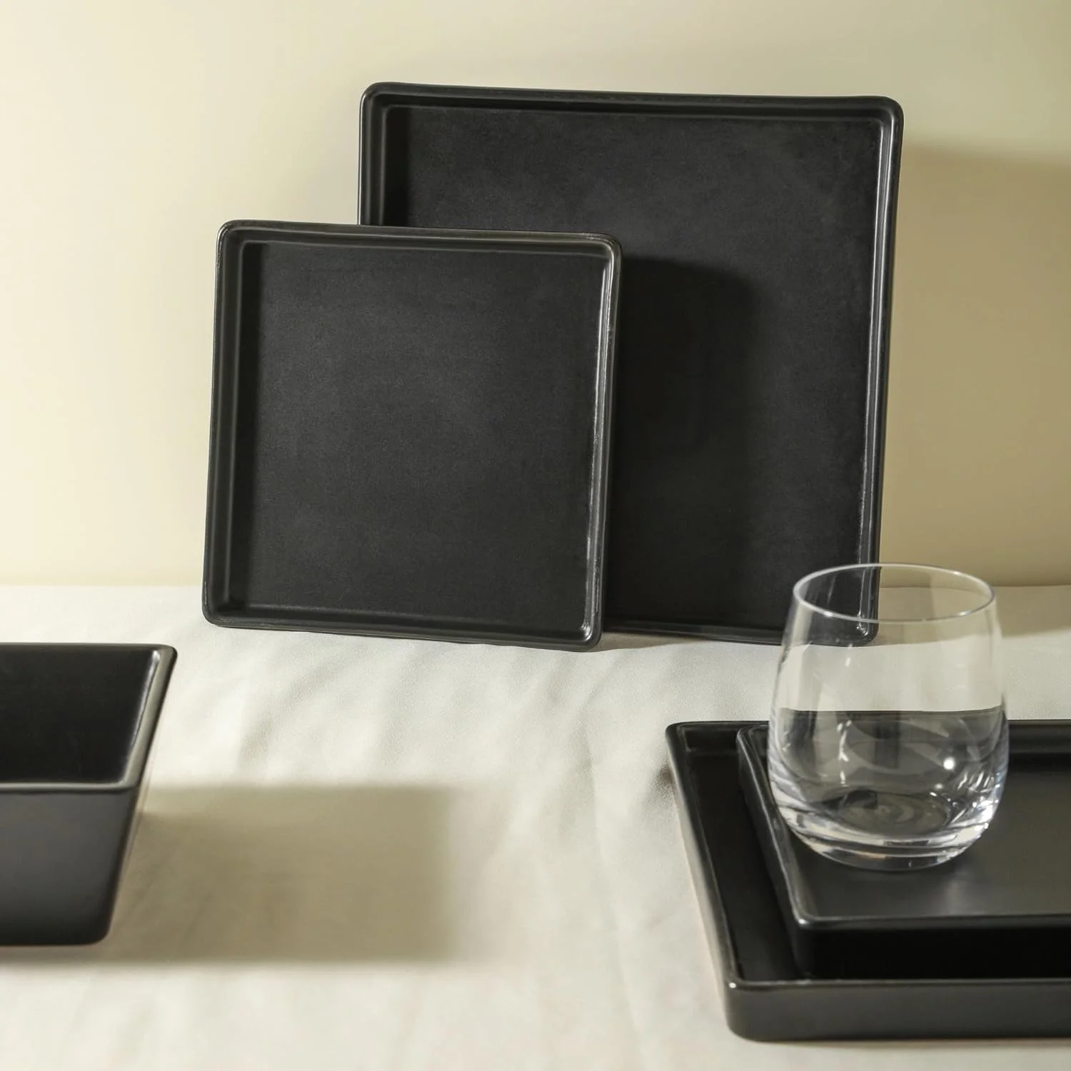 MINGFENG 24 Pieces Stoneware Square Dinnerware Set, Black Matte