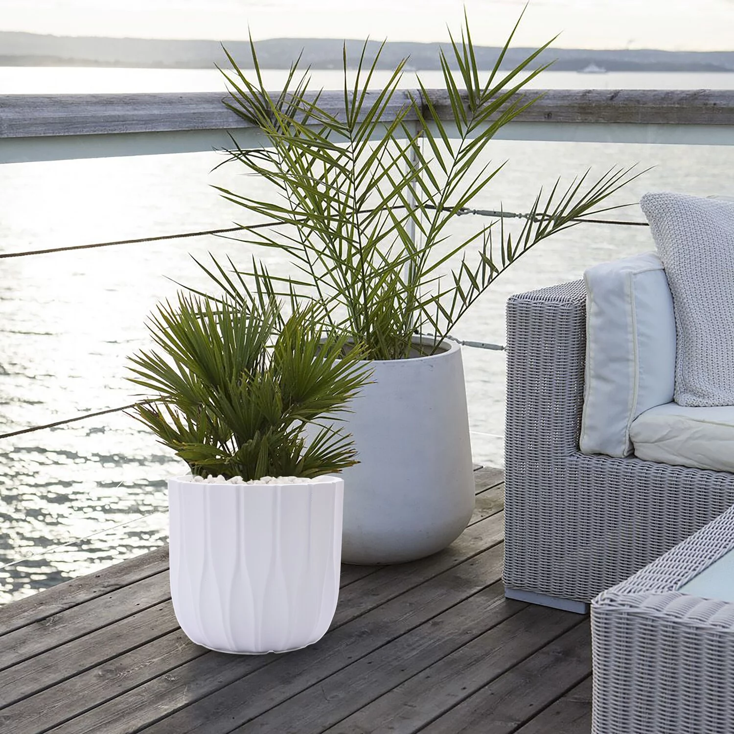 LuxenHome White MgO 14.5-in Round Planter