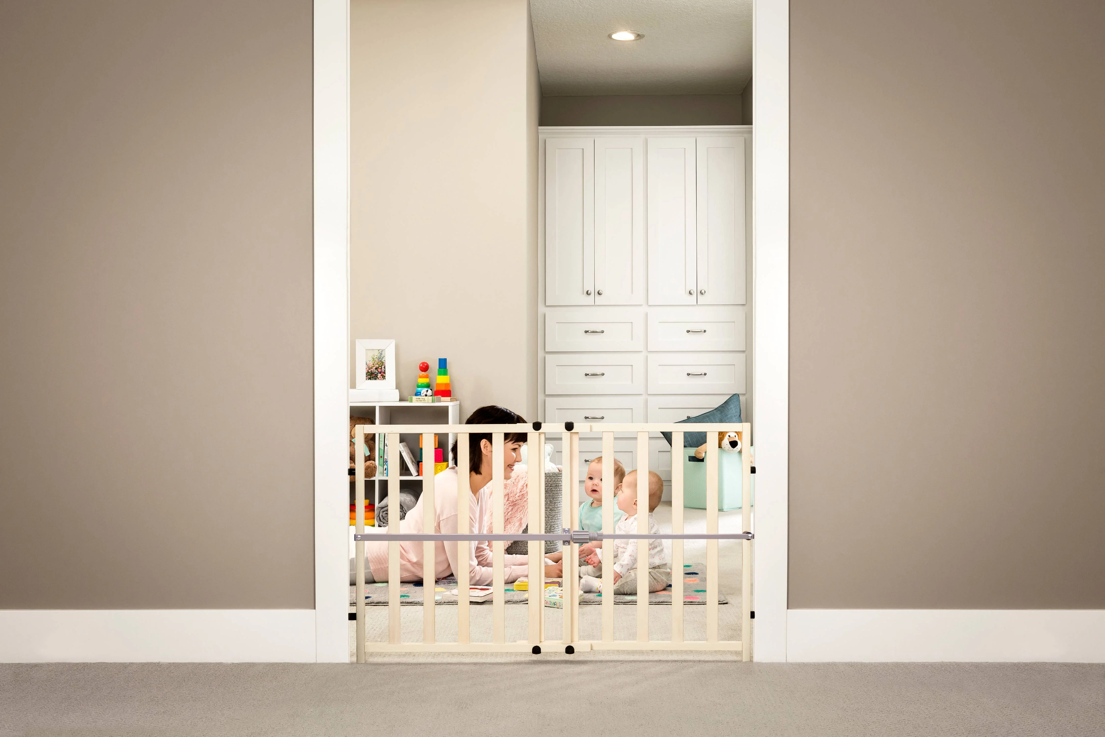 Regalo Wooden Expandable Safety Gate, Wooden Gate, Ages 6 to 24 Months