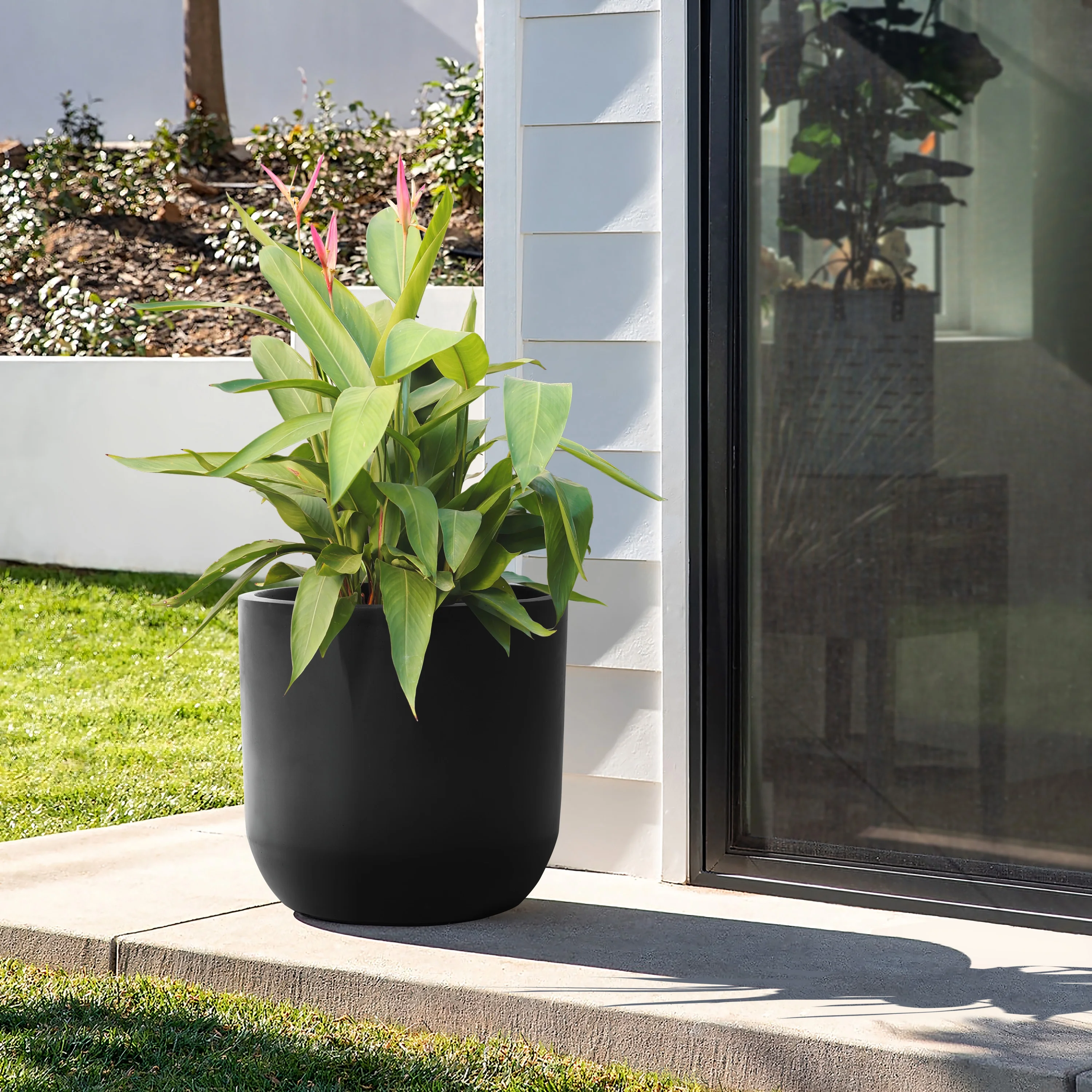 LuxenHome 17.1-Inch Round Smooth Finish Black  MgO Planter