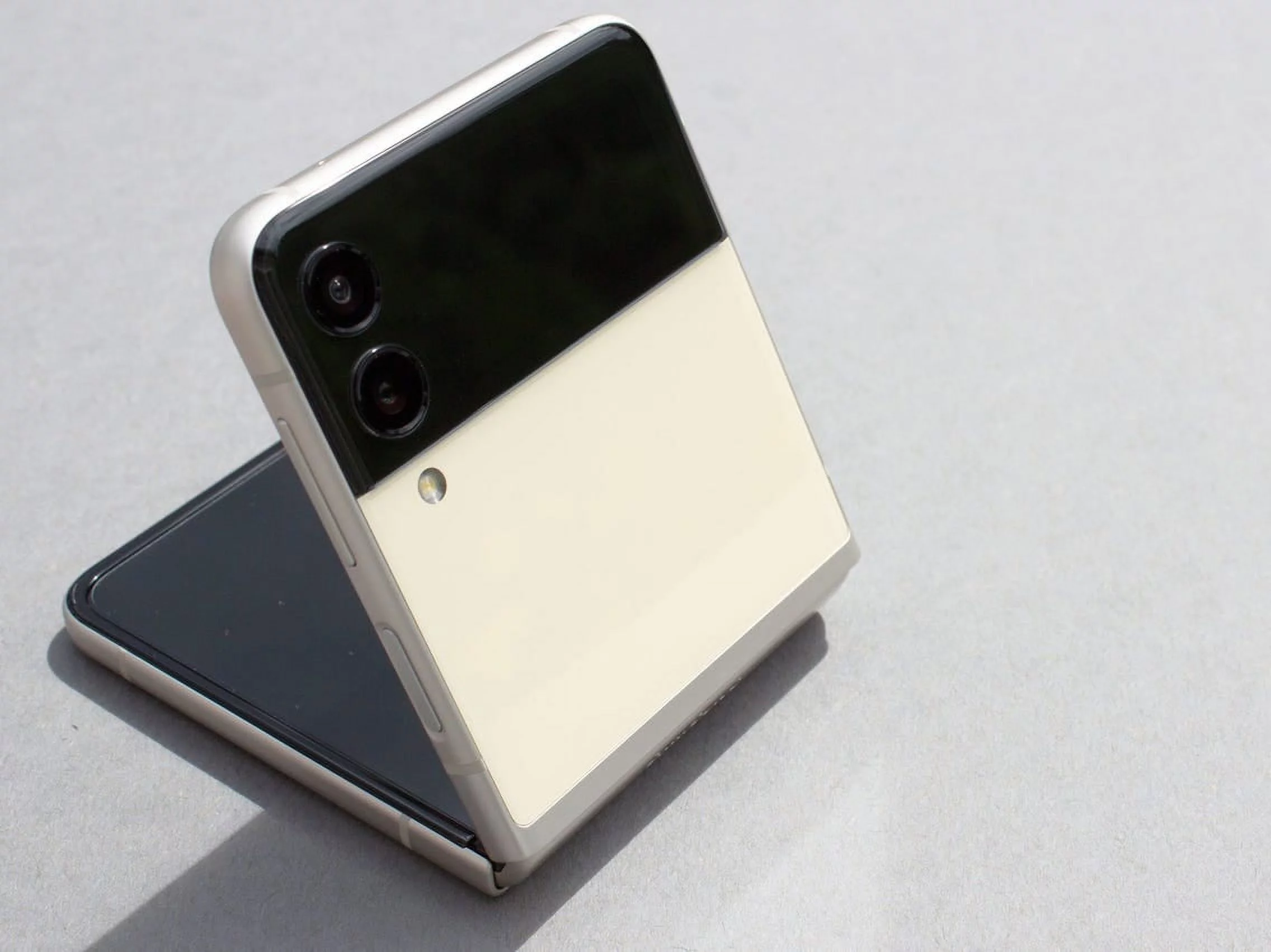 Restored Samsung Galaxy Z Flip 3 5G F711U 128GB Cream Smartphone Locked for Verizon Wireless (Refurbished)