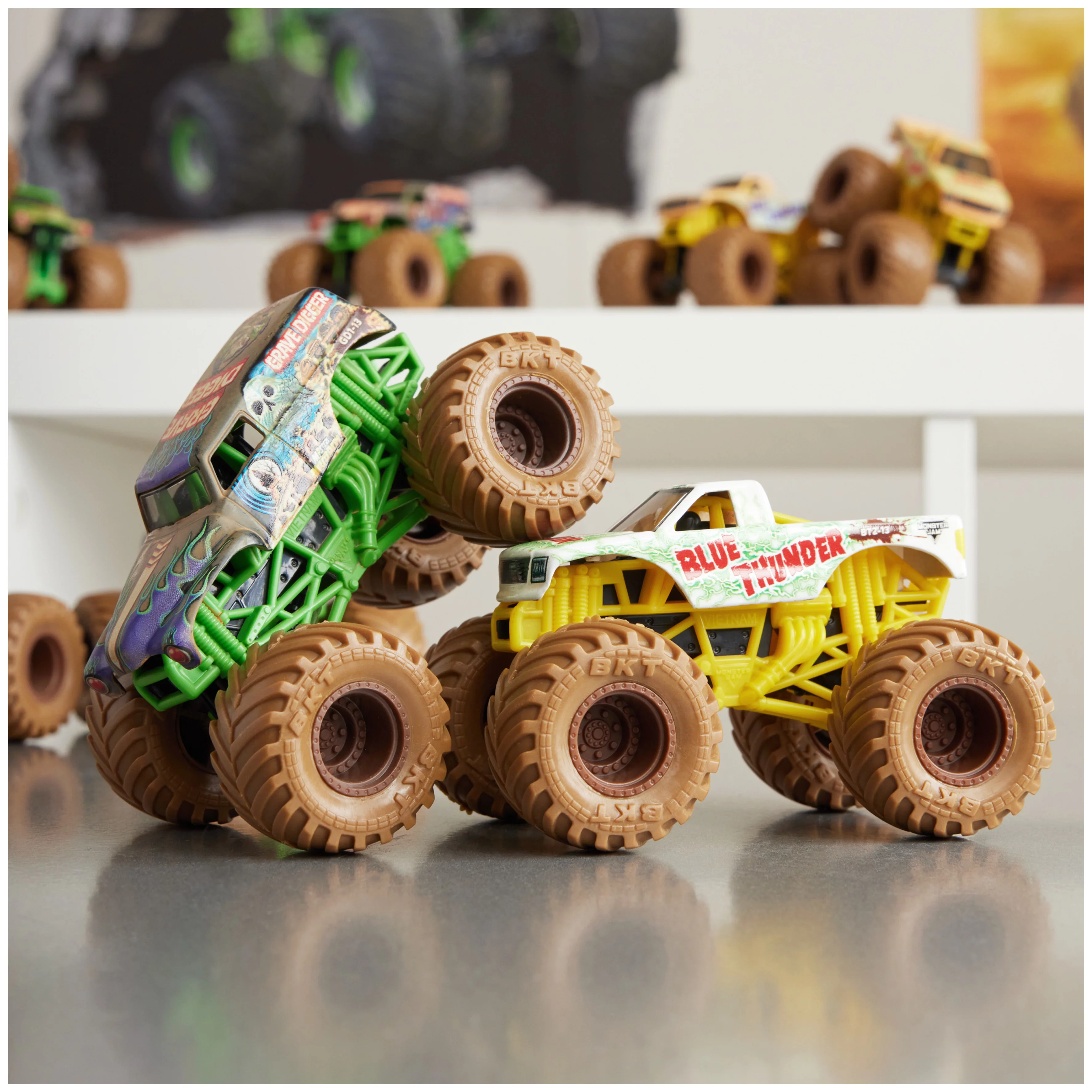 Monster Jam, Mystery Mudders 2-Pack Monster Trucks, Official  1:64 Grave Digger and Blue Thunder Die-Cast Vehicles,  Wash to Reveal (Styles Will Vary)