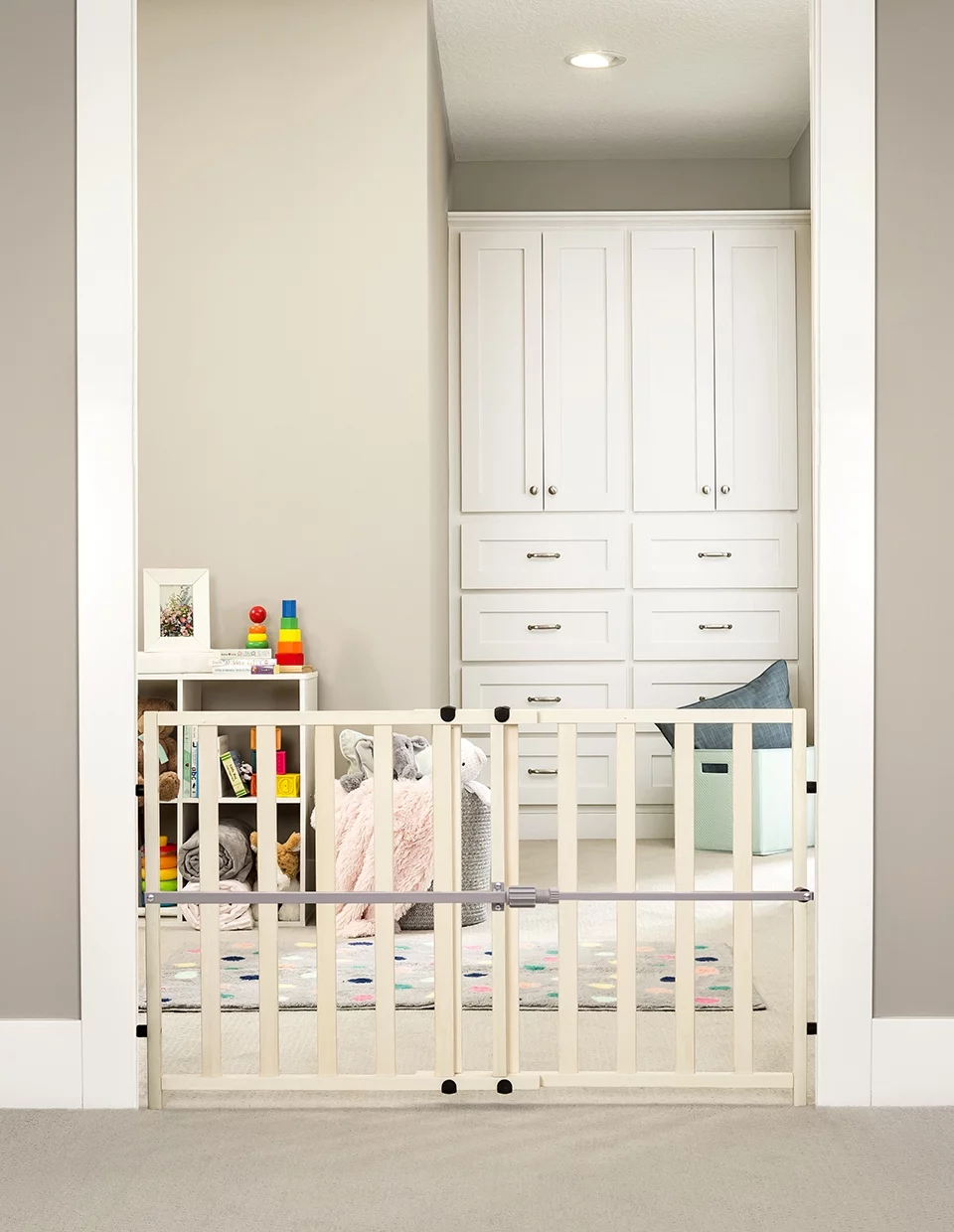 Regalo Wooden Expandable Safety Gate, Wooden Gate, Ages 6 to 24 Months