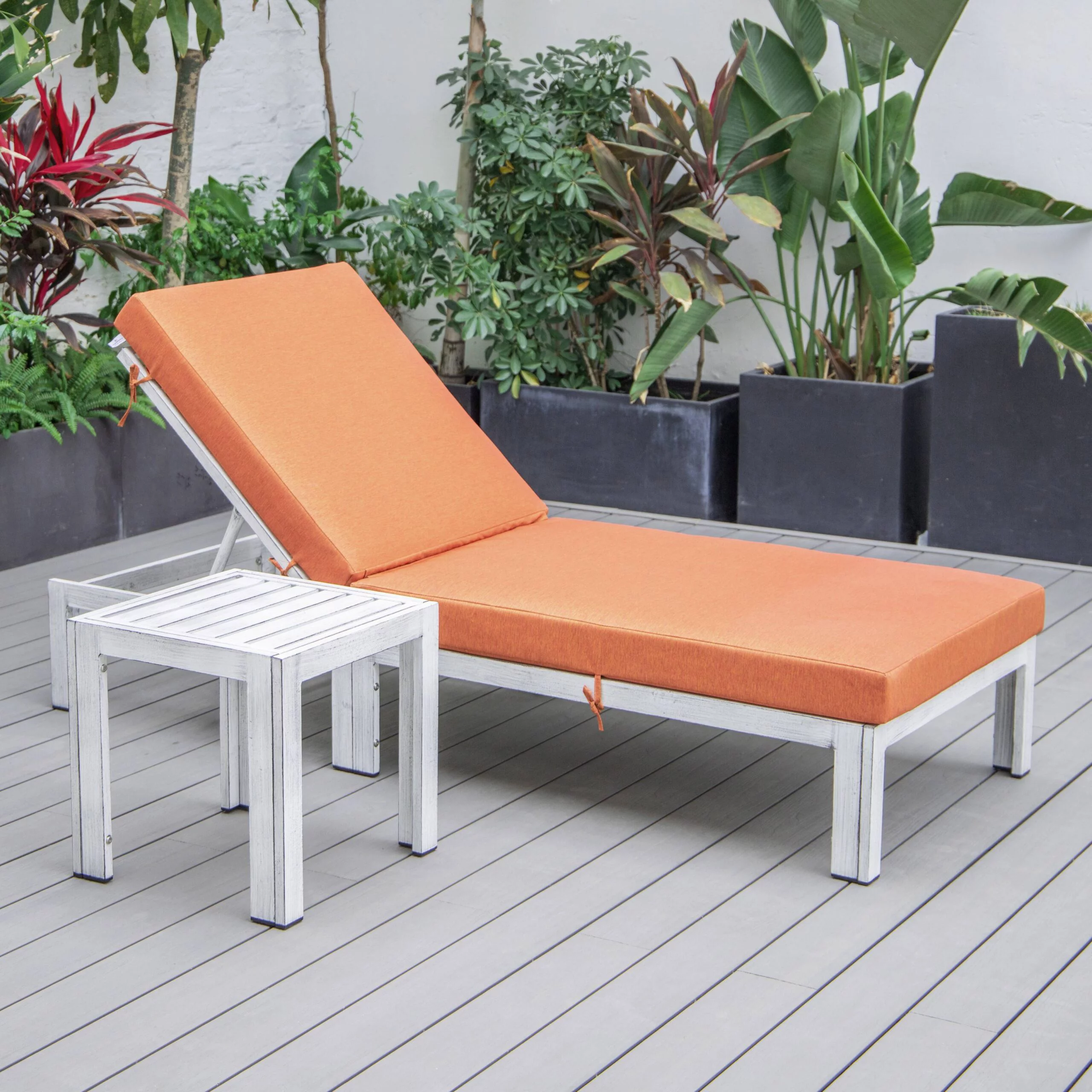 LeisureMod Chelsea Modern Weathered Grey Aluminum Outdoor Chaise Lounge Chair With Side Table & Orange Cushions