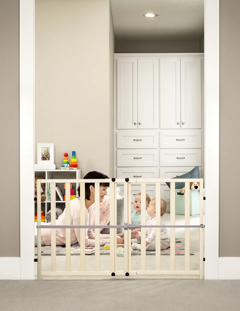 Regalo Wooden Expandable Safety Gate, Wooden Gate, Ages 6 to 24 Months