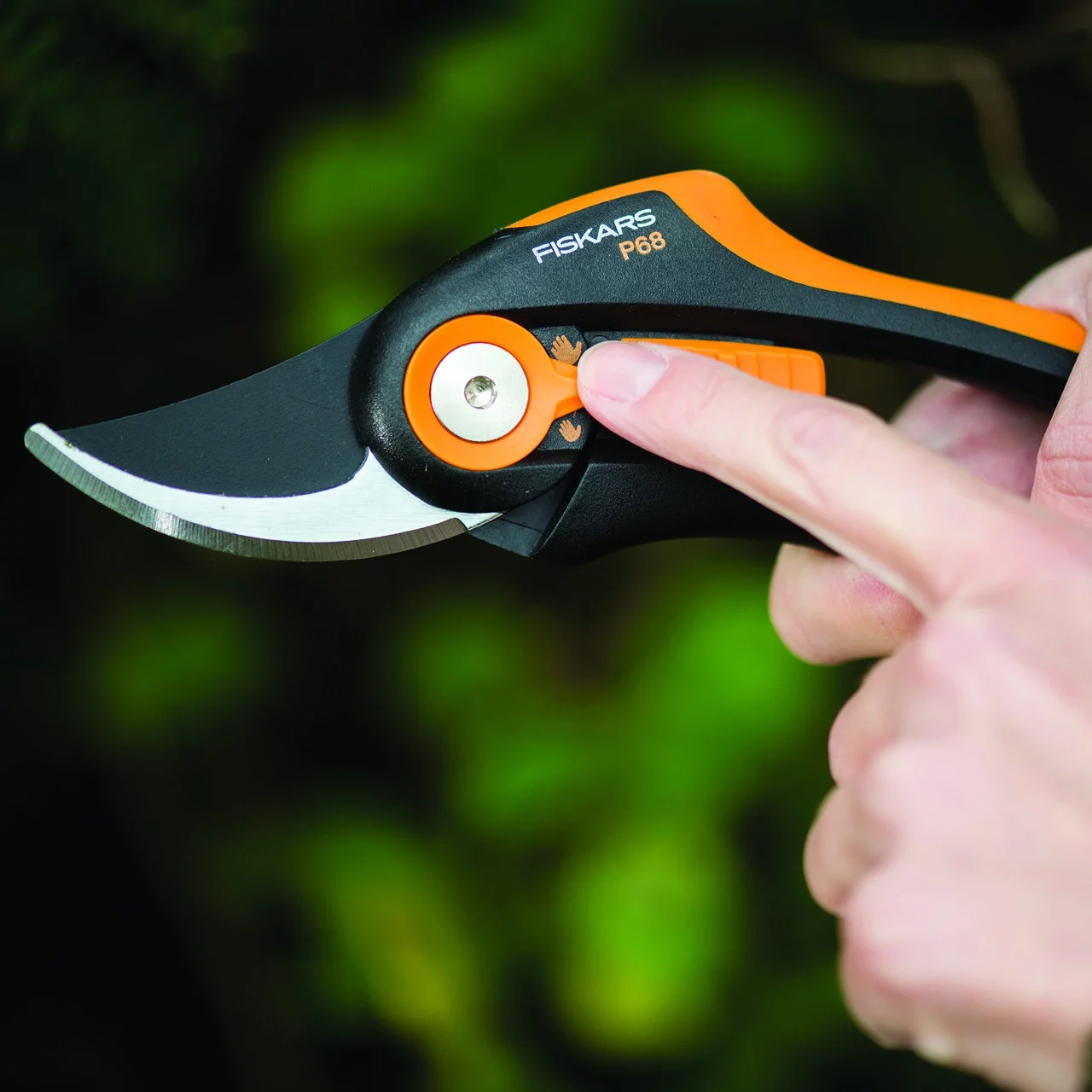Fiskars SmartFit Pruner Bypass P68, Cutting Diameter Adjustable Up to 5/8 INCH Steel Blades Non-stick Coating