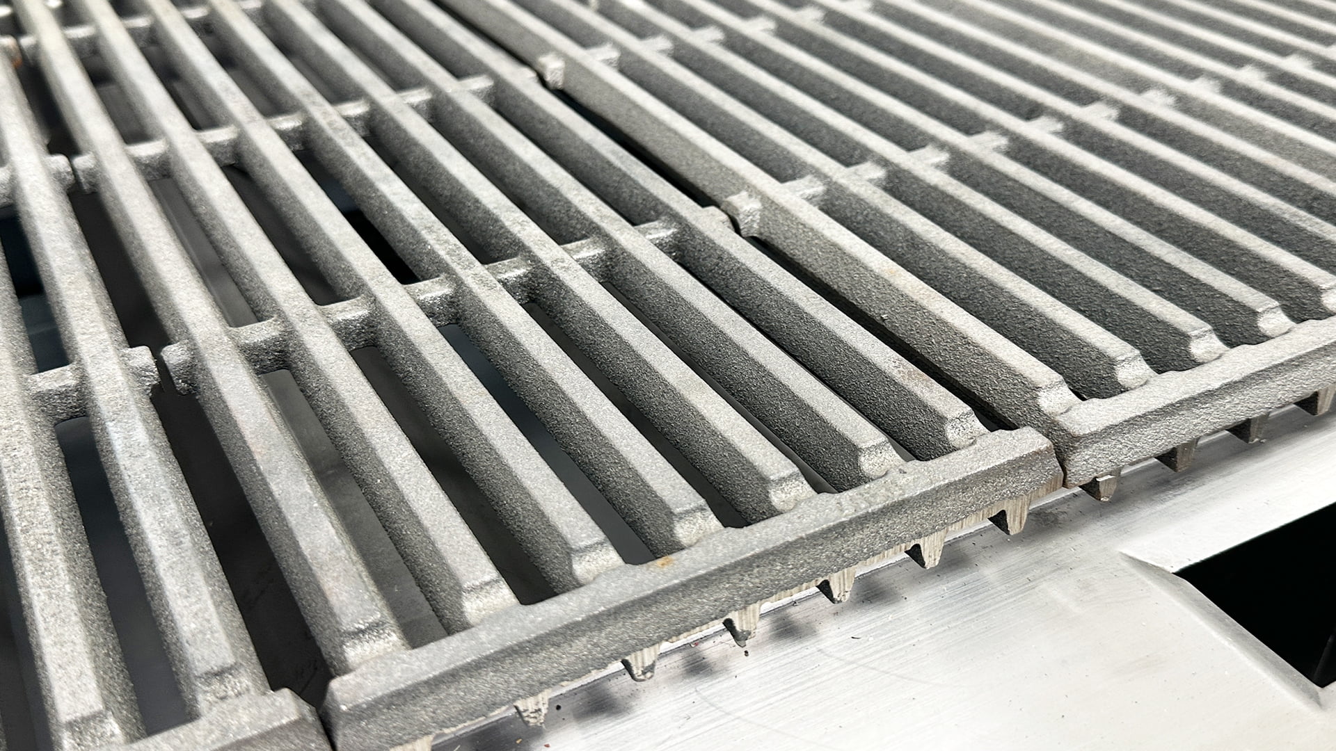 60 in. Commercial Gas 5 Burner Charbroiler 150,000 BTU in Stainless Steel, Heavy Duty Radiant Broiler, NSF Certified