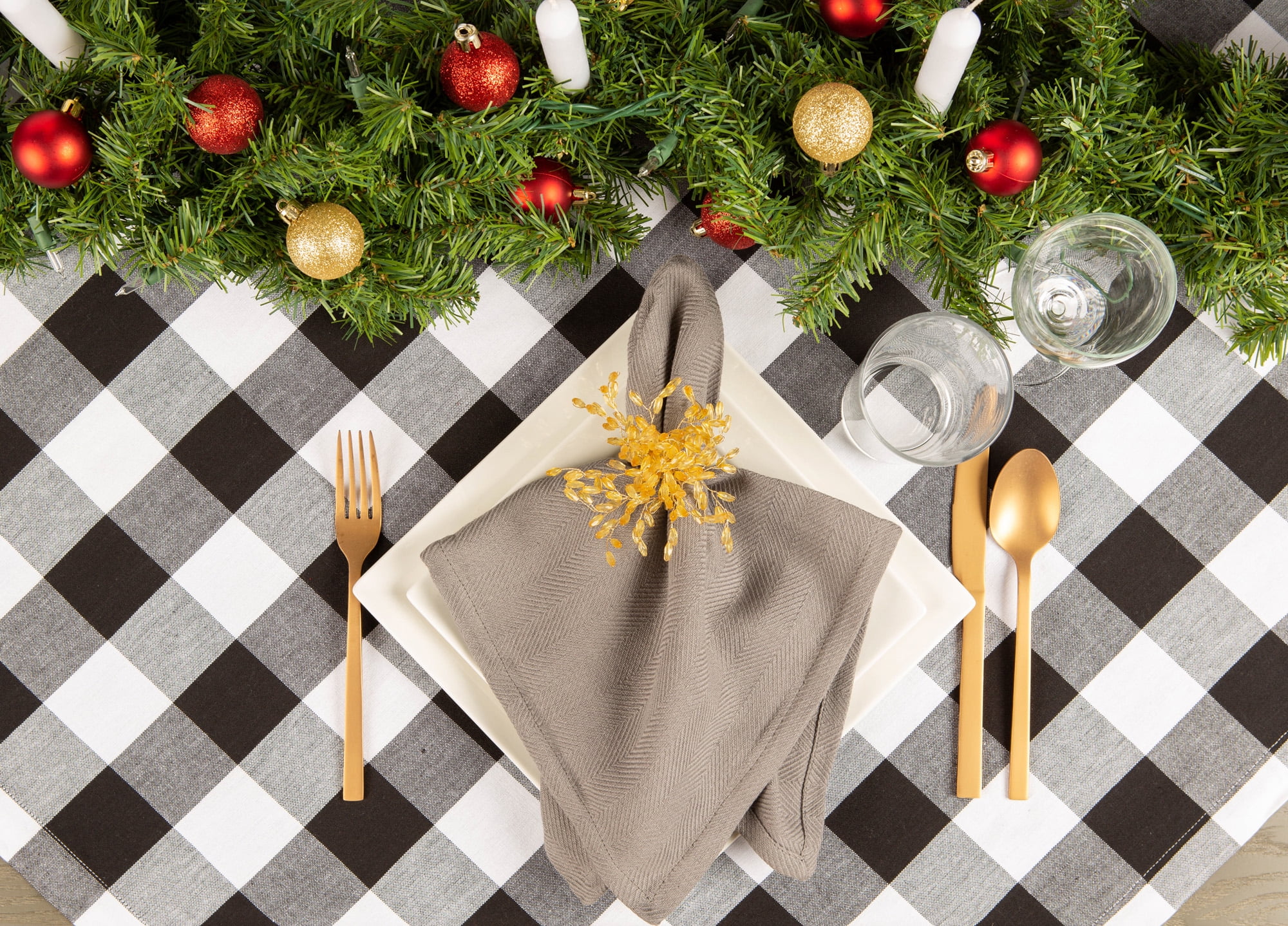 CC Home Furnishings Black and White Buffalo Checkered Designed Round Tablecloth 70