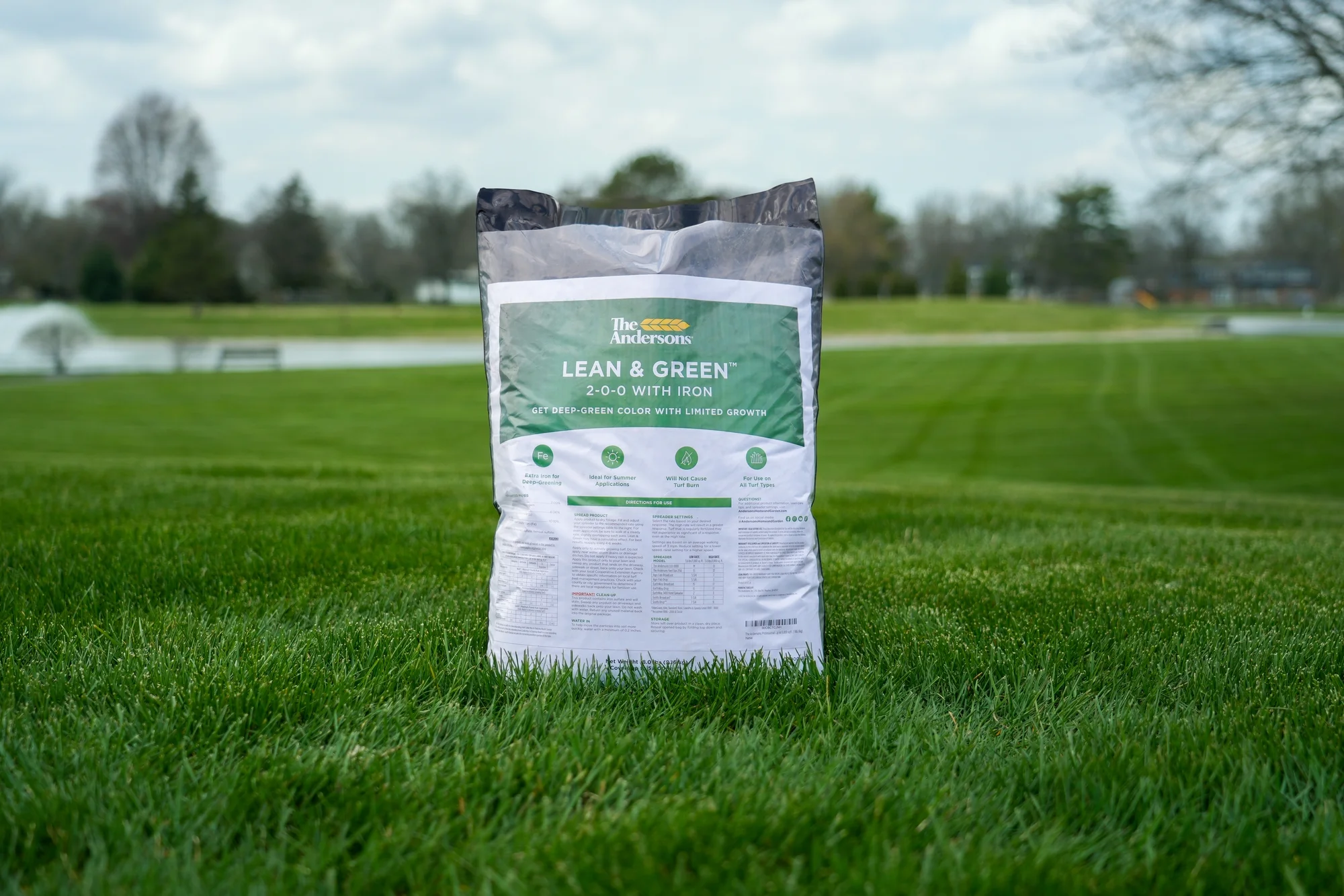 The Andersons Professional Lean & Green Fertilizer 2-0-0 with Iron - Covers up to 5,000 Sqft (18lb. Bag)
