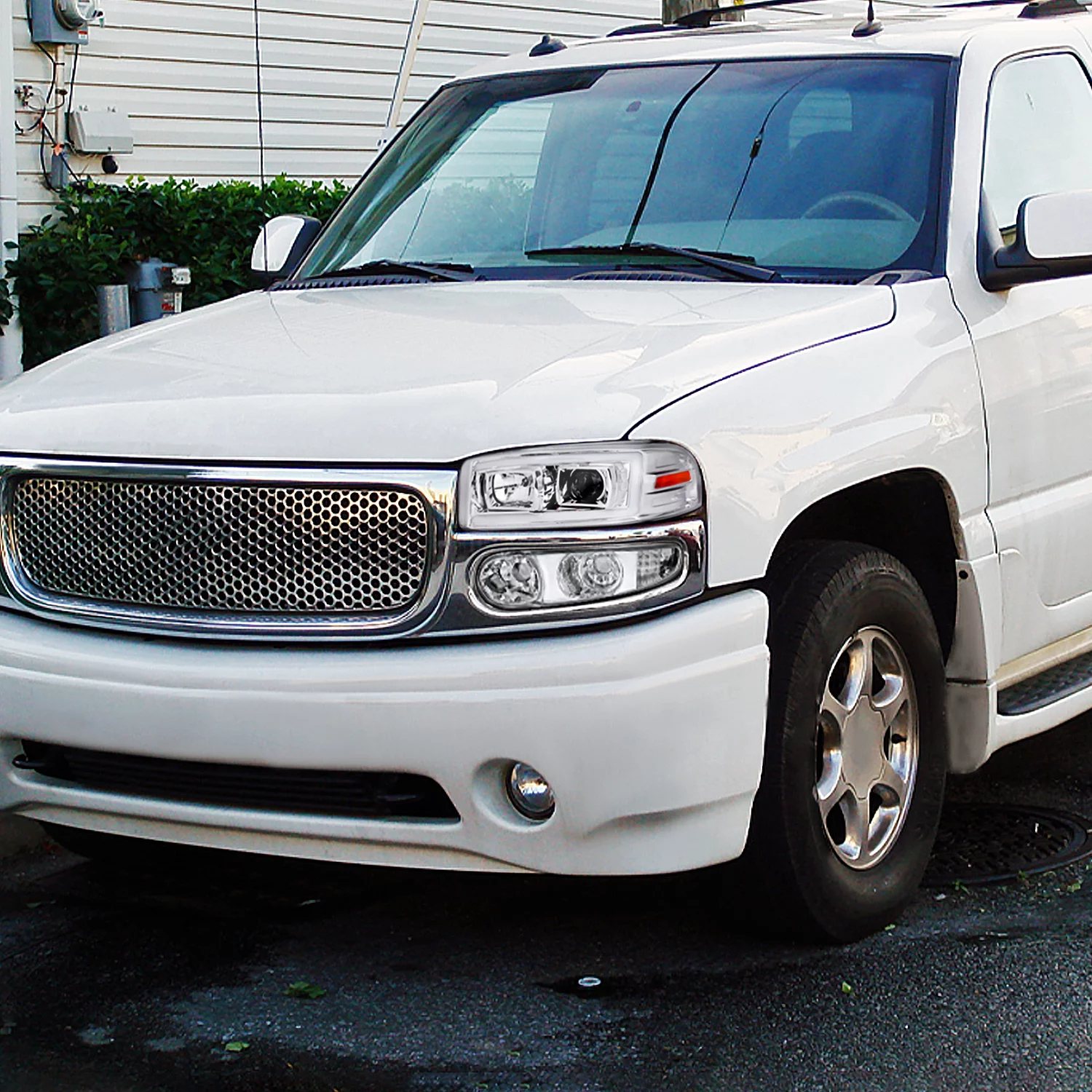 Spec-D Tuning Chrome Housing Clear Lens LED Light Bar Projector Headlight + Bumper Light Compatible with 1999-2006 GMC Sierra Denali 2001-2006 GMC Yukon XL Denali Left + Right Pair Headlamps Assembly