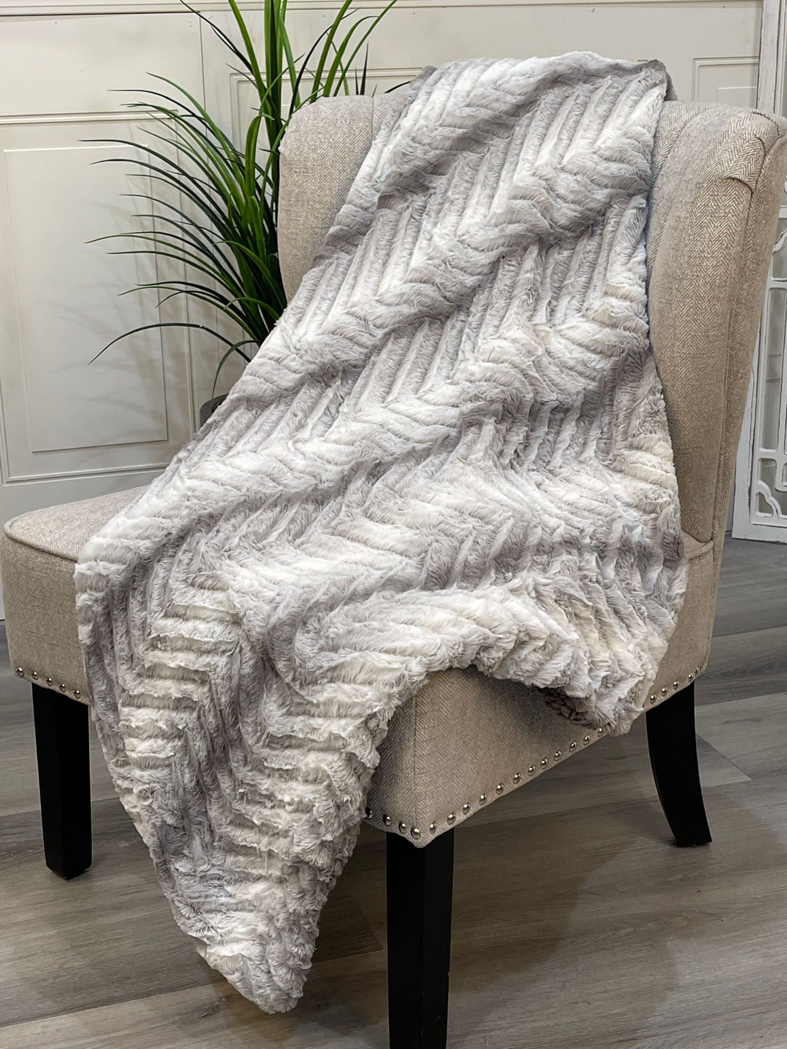 Throw Blanket - Malaga - Platinum -  Traditional - Front: Faux Fur / Back: Serpa - 60