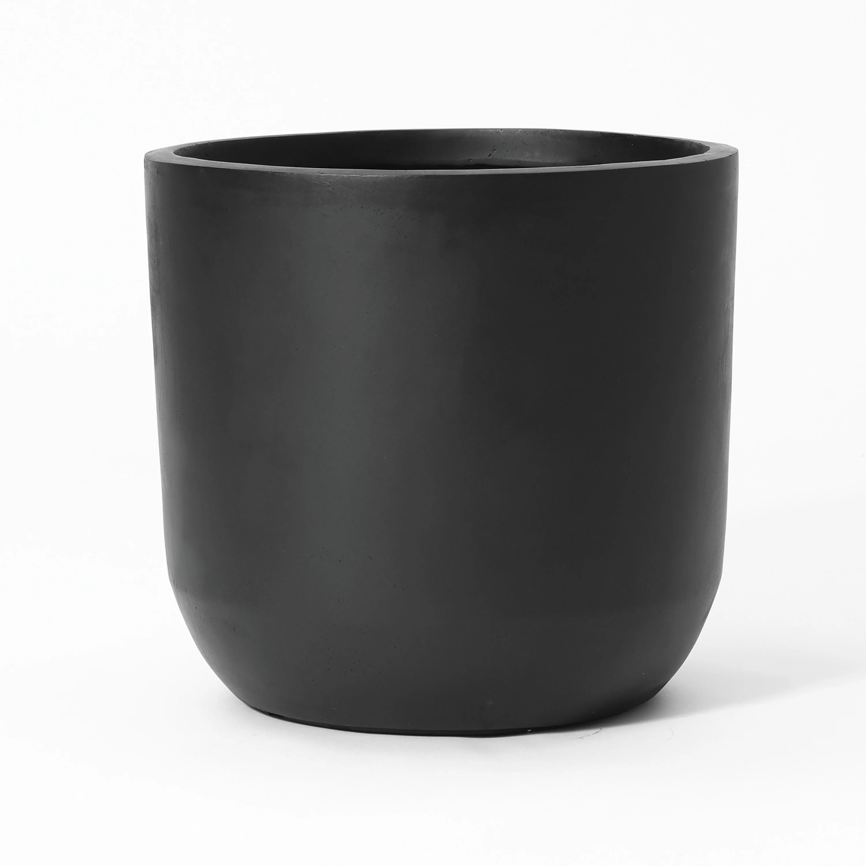 LuxenHome 17.1-Inch Round Smooth Finish Black  MgO Planter