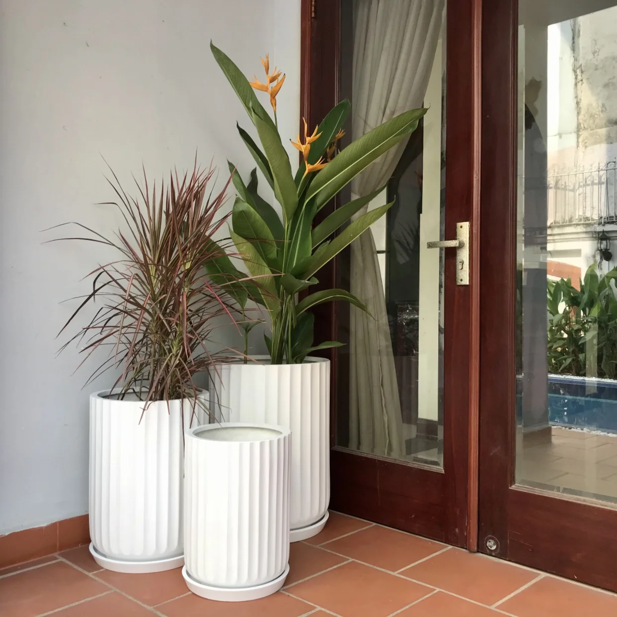 DTY Signature Mount Elbert  1-piece Fluted Fiberstone Planter 14