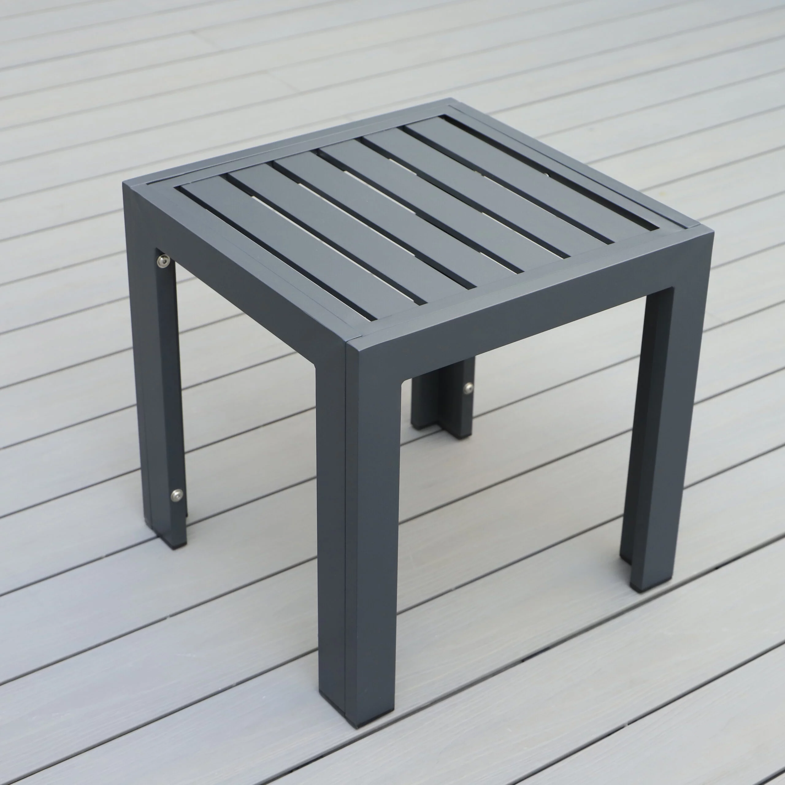 LeisureMod Chelsea Modern Aluminum Patio Side Table in Black