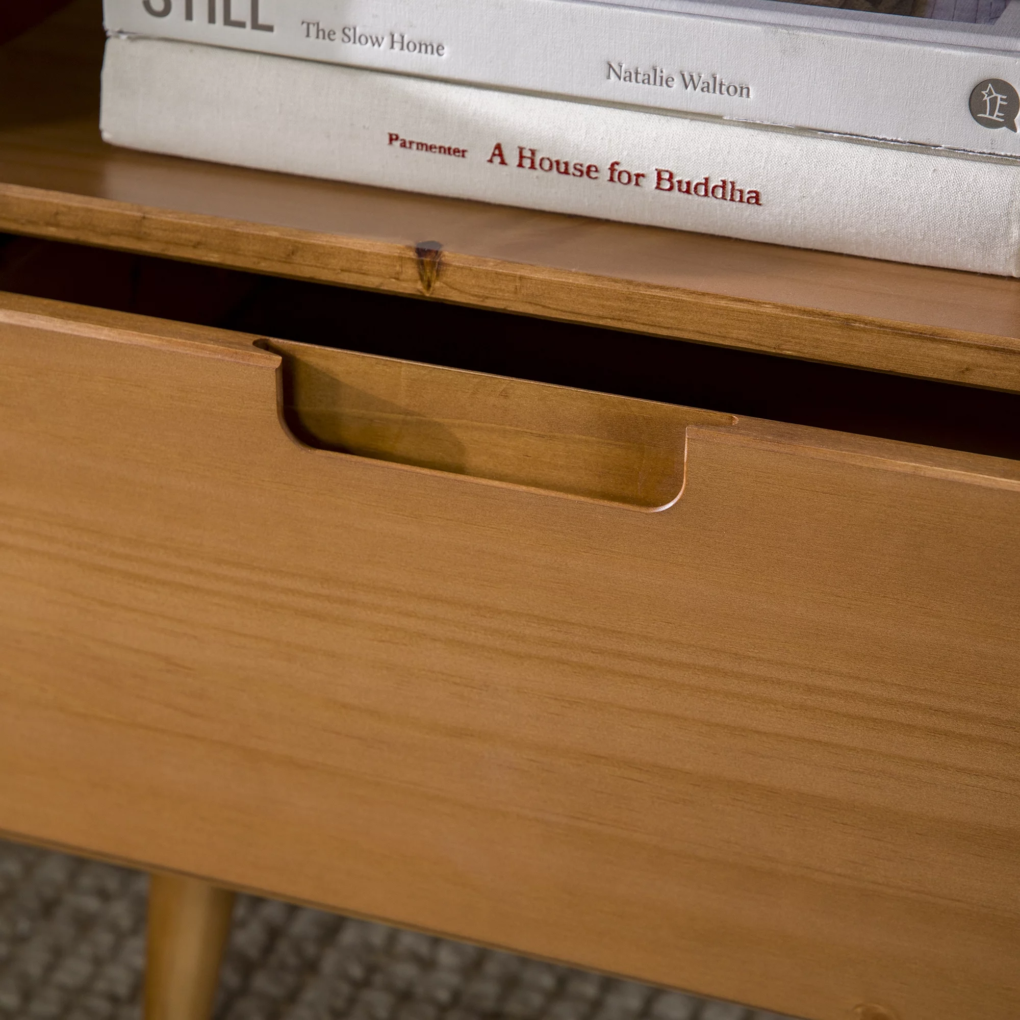 Walker Edison 24” Mid-Century Modern Groove Handle 1-Drawer Side Table, Caramel